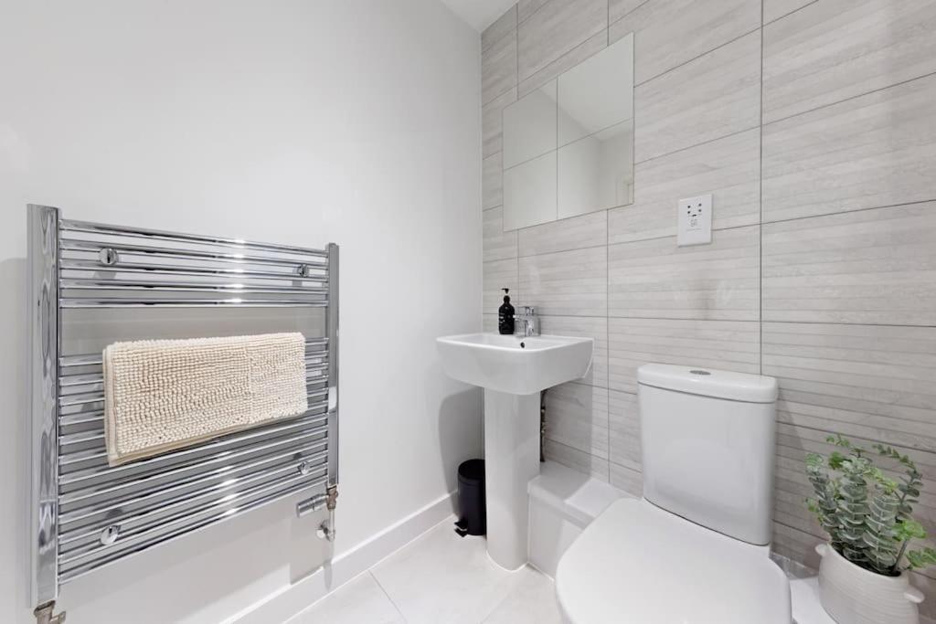 Apartment Luxury 3 Bed With Balcony London