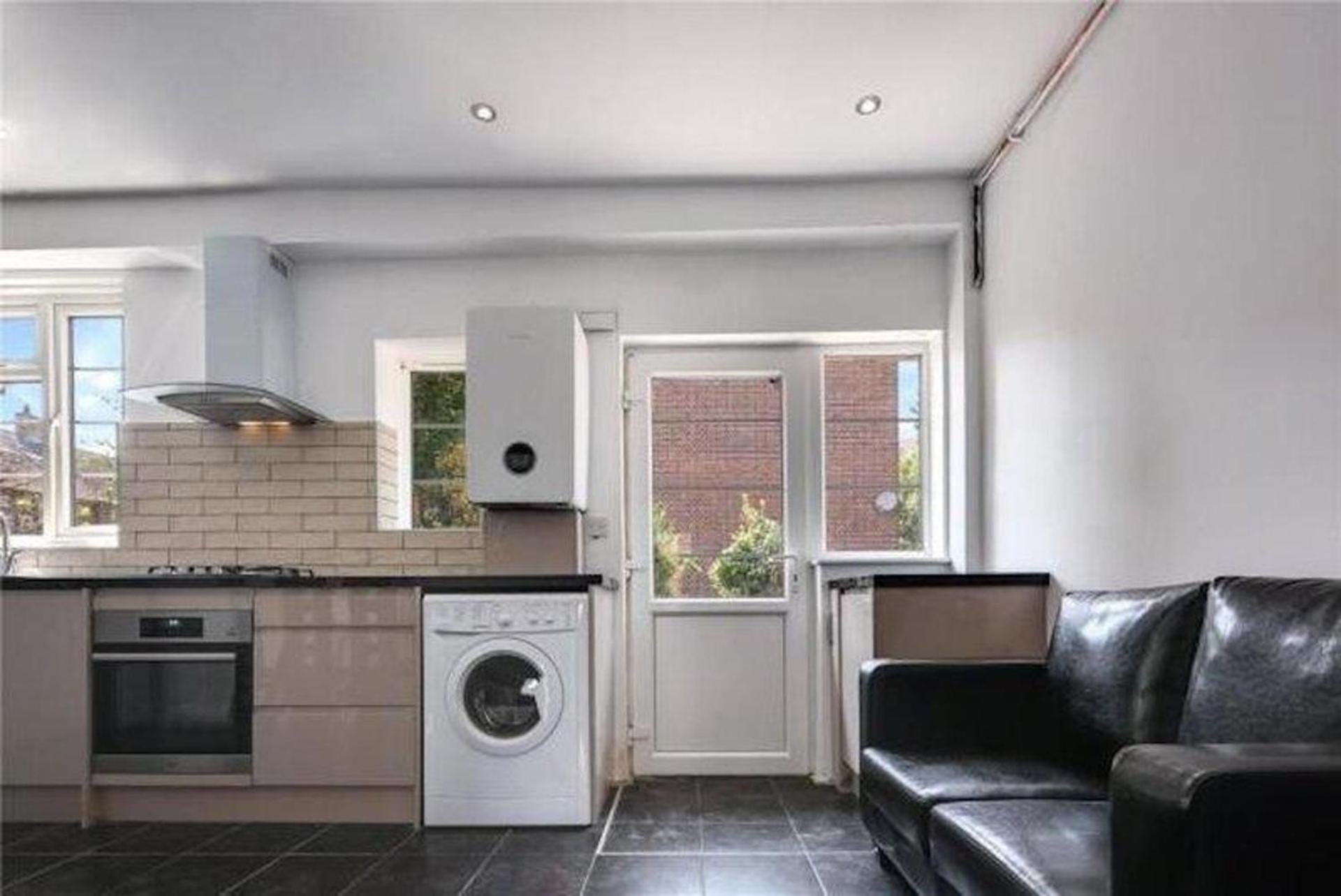 Limehouse En-suite With Garden View
