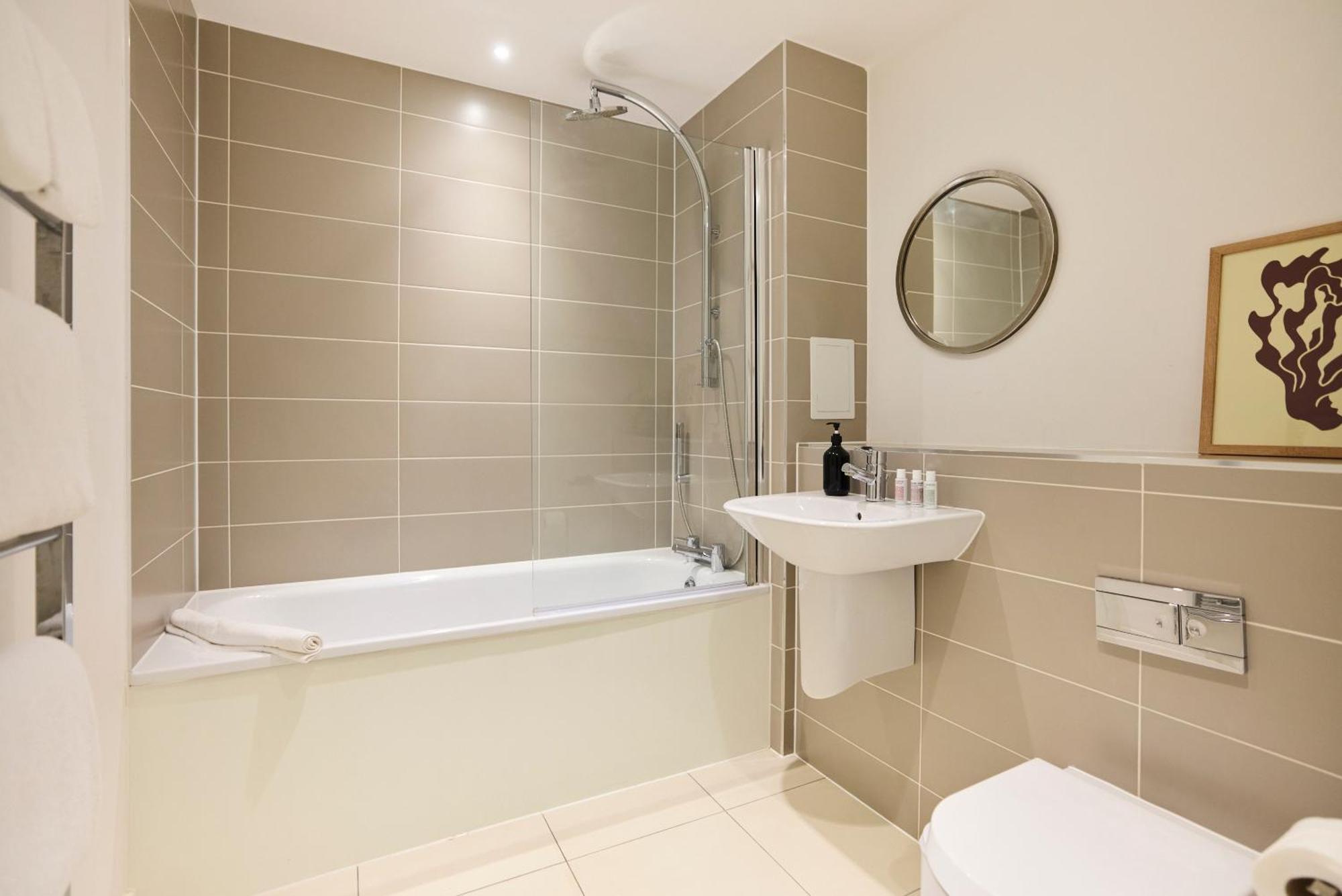 The River Lea Escape - Charming & Bright 2bdr Flat Leilighet London