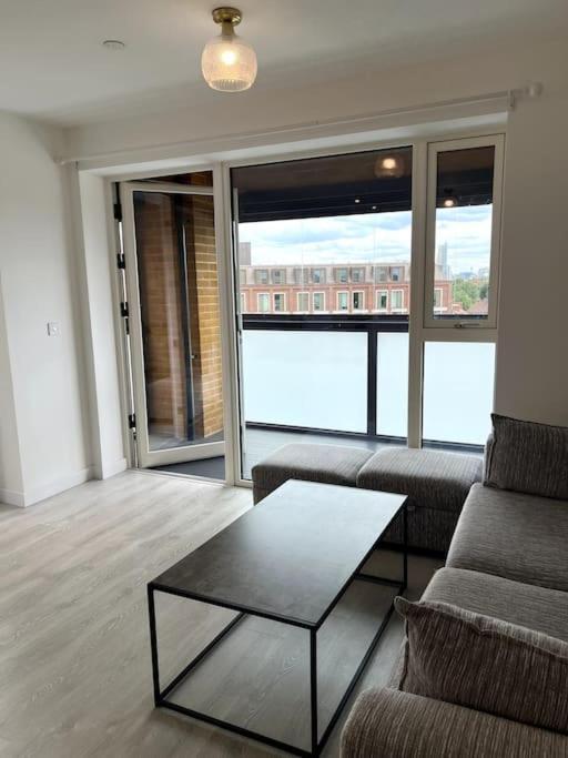 One Bedroom Flat - Zone 2 Apartment London