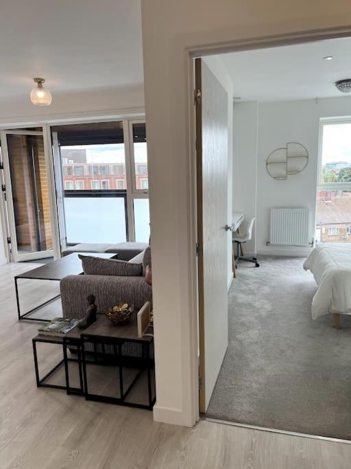 One Bedroom Flat - Zone 2 Apartment *