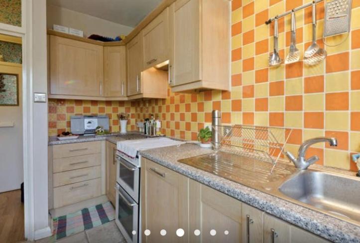 Spacious Double Bedroom In Kensington London
