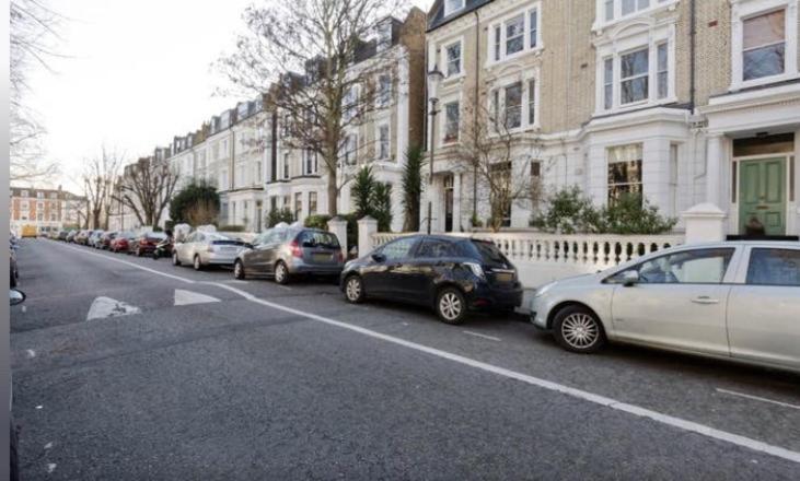 Spacious Double Bedroom In Kensington Apartment London