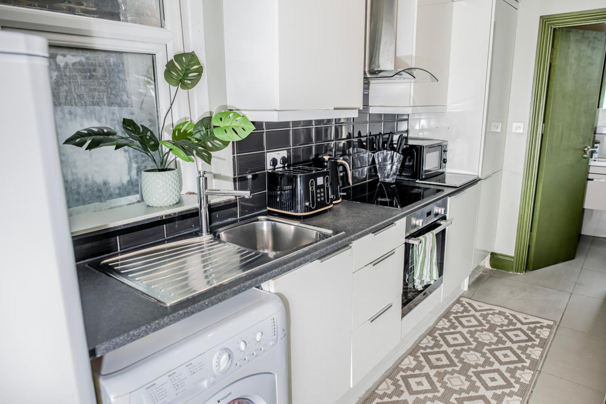 2 Bedroom Flat With Indoor Fireplace In Shepherds Bush, Near White City Appartement
