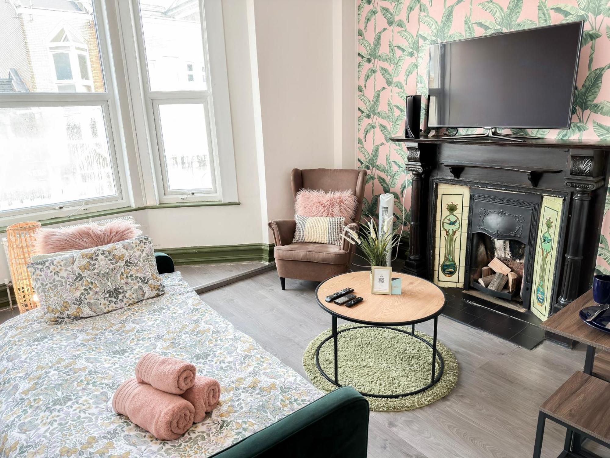 Appartement 2 Bedroom Flat With Indoor Fireplace In Shepherds Bush, Near White City *