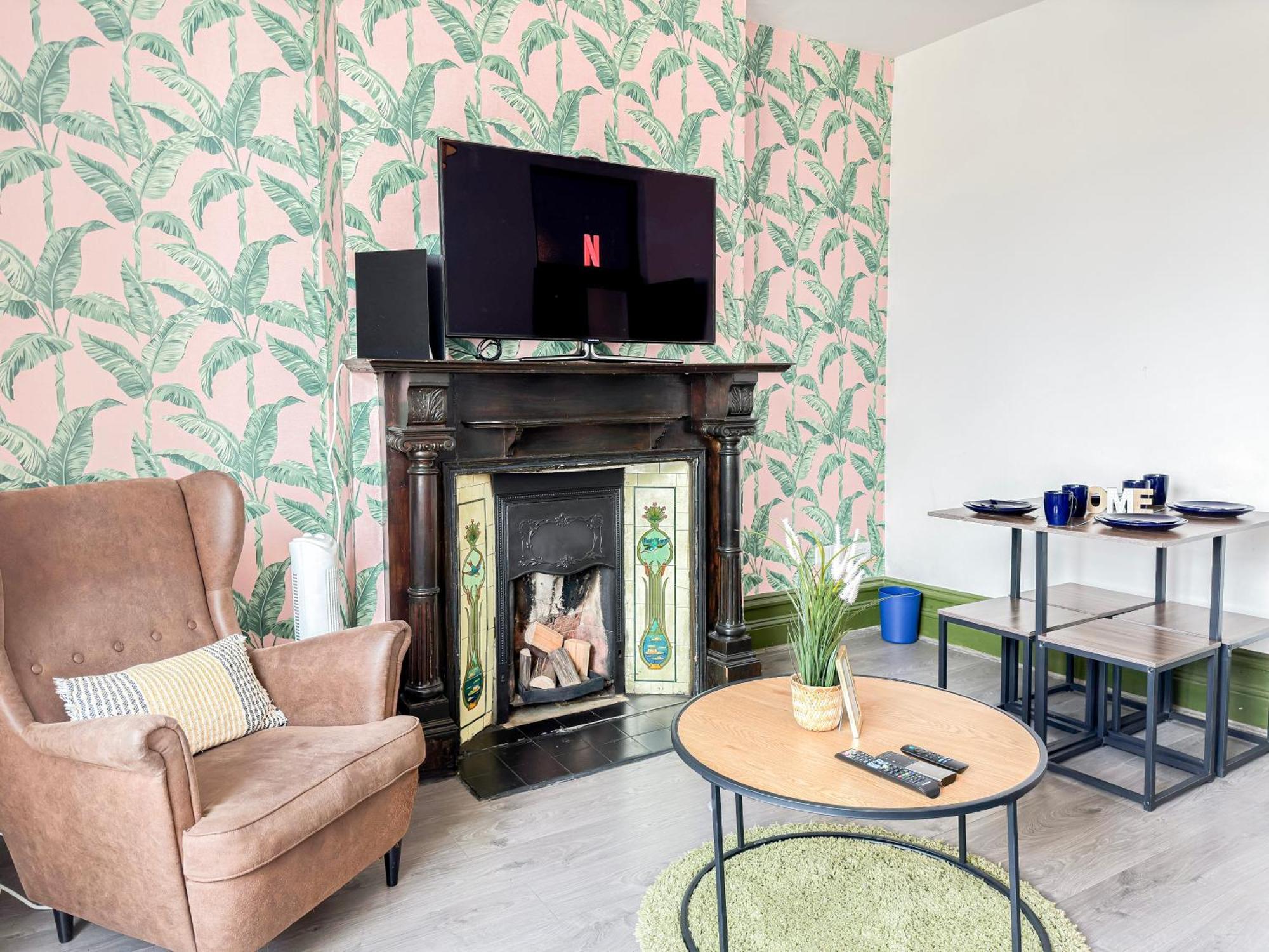 2 Bedroom Flat With Indoor Fireplace In Shepherds Bush, Near White City Appartement Londen
