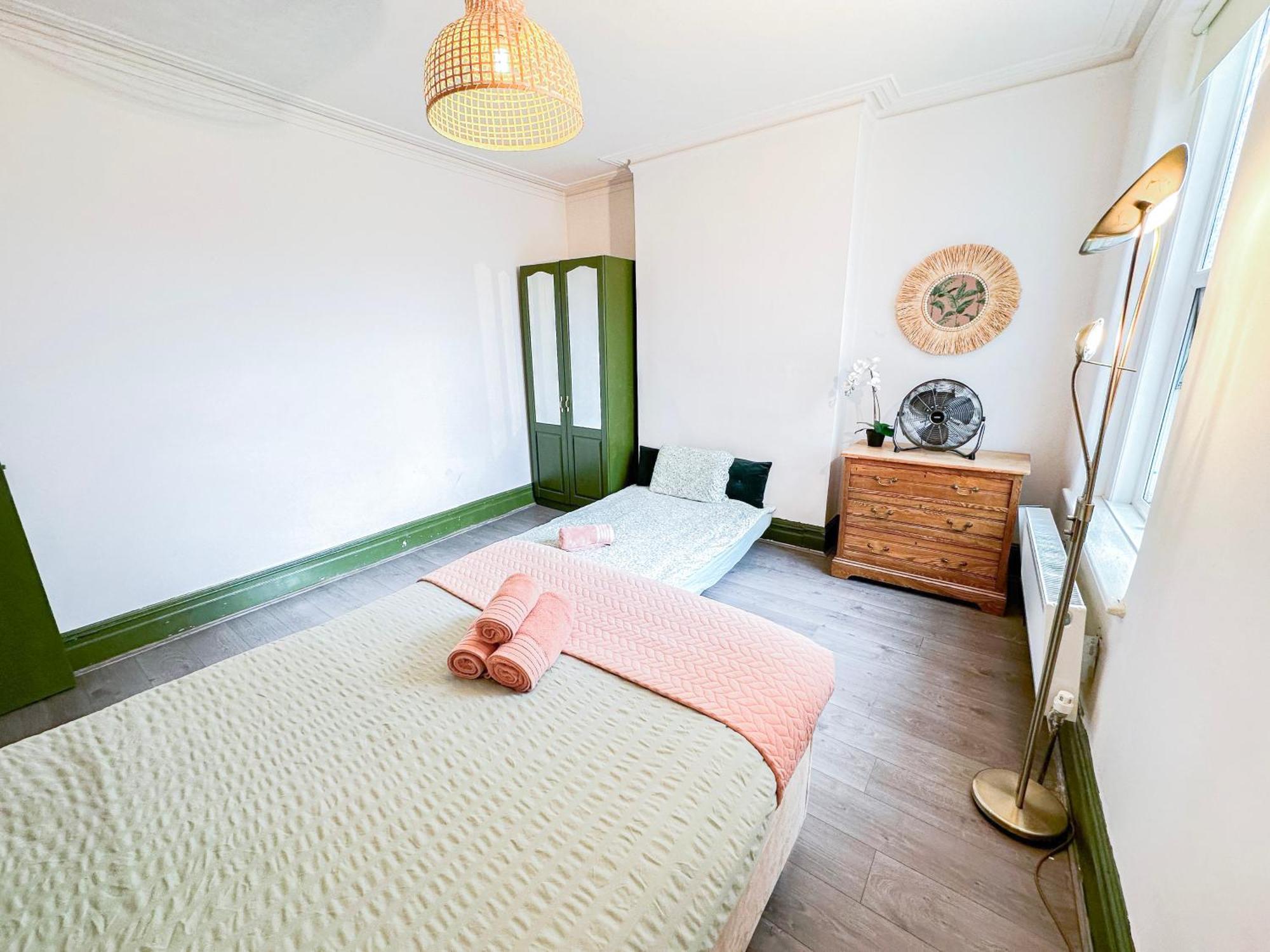 2 Bedroom Flat With Indoor Fireplace In Shepherds Bush, Near White City Appartement
