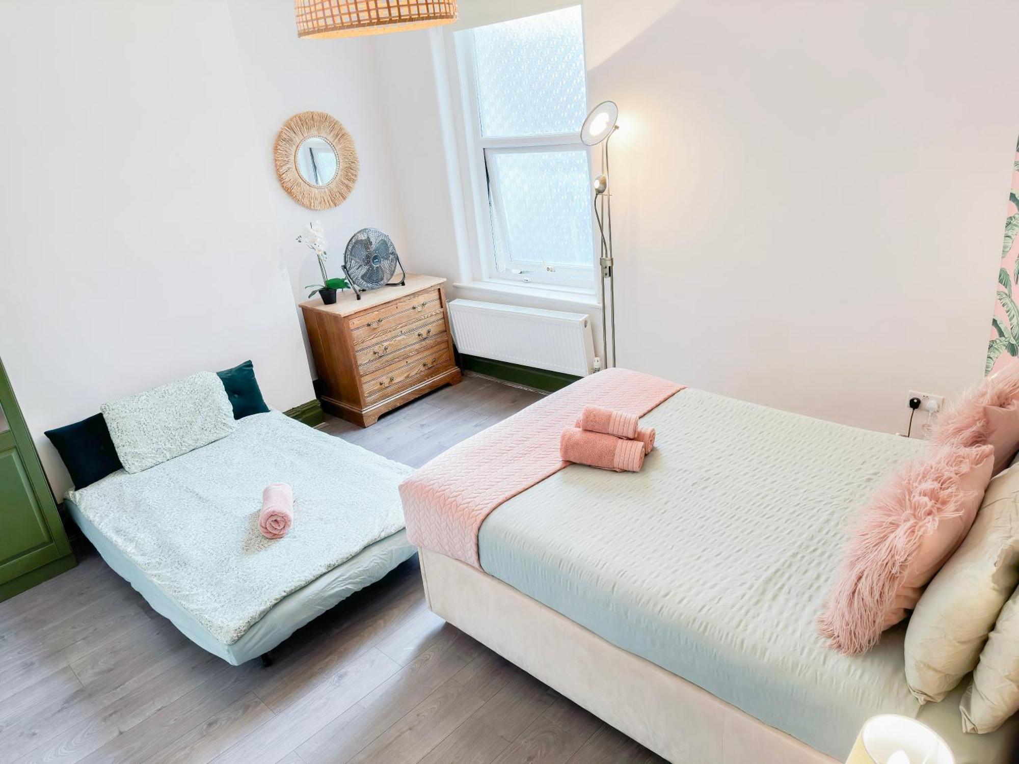 2 Bedroom Flat With Indoor Fireplace In Shepherds Bush, Near White City Appartement *