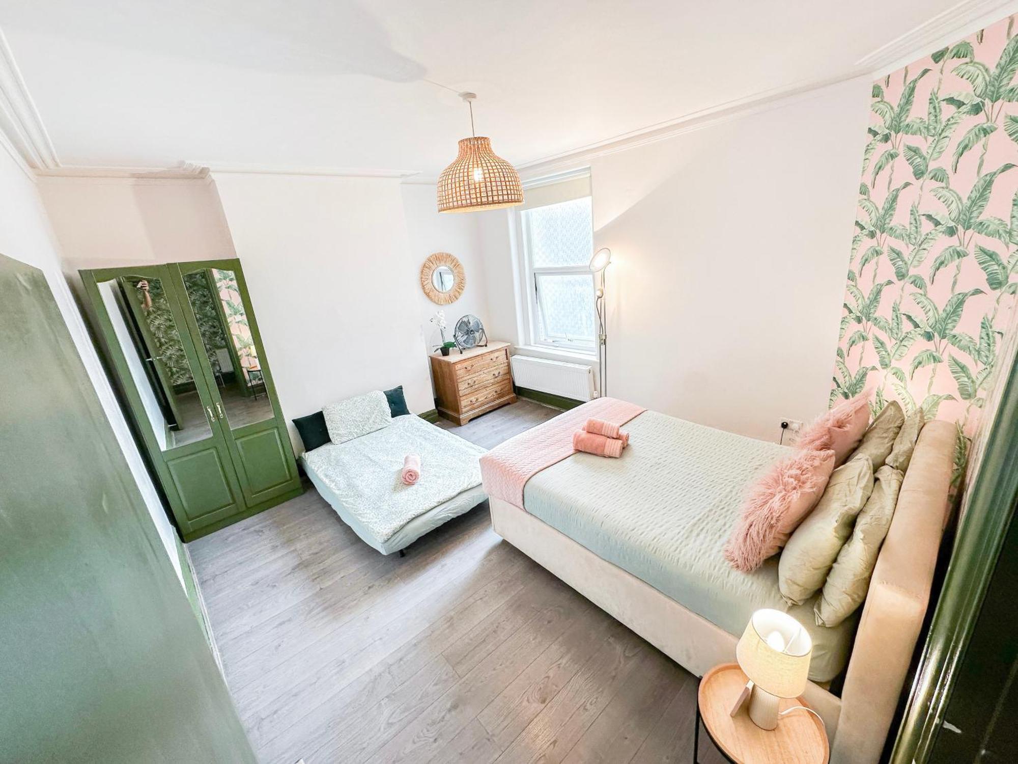 Appartement 2 Bedroom Flat With Indoor Fireplace In Shepherds Bush, Near White City Londen