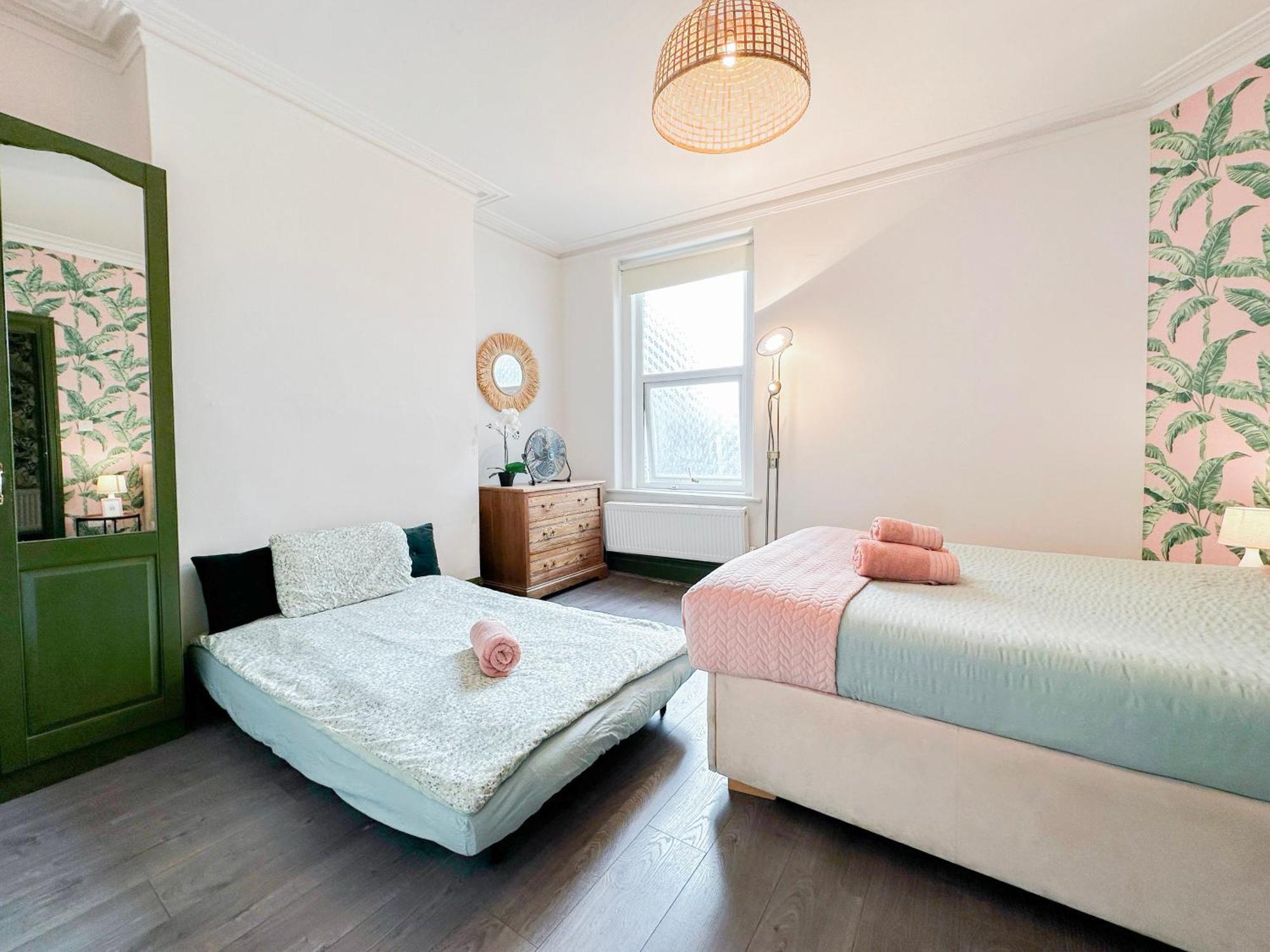 2 Bedroom Flat With Indoor Fireplace In Shepherds Bush, Near White City Londen