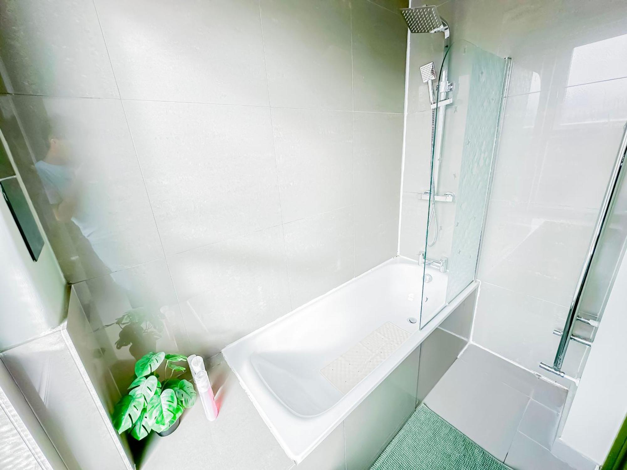 Appartement 2 Bedroom Flat With Indoor Fireplace In Shepherds Bush, Near White City Londen