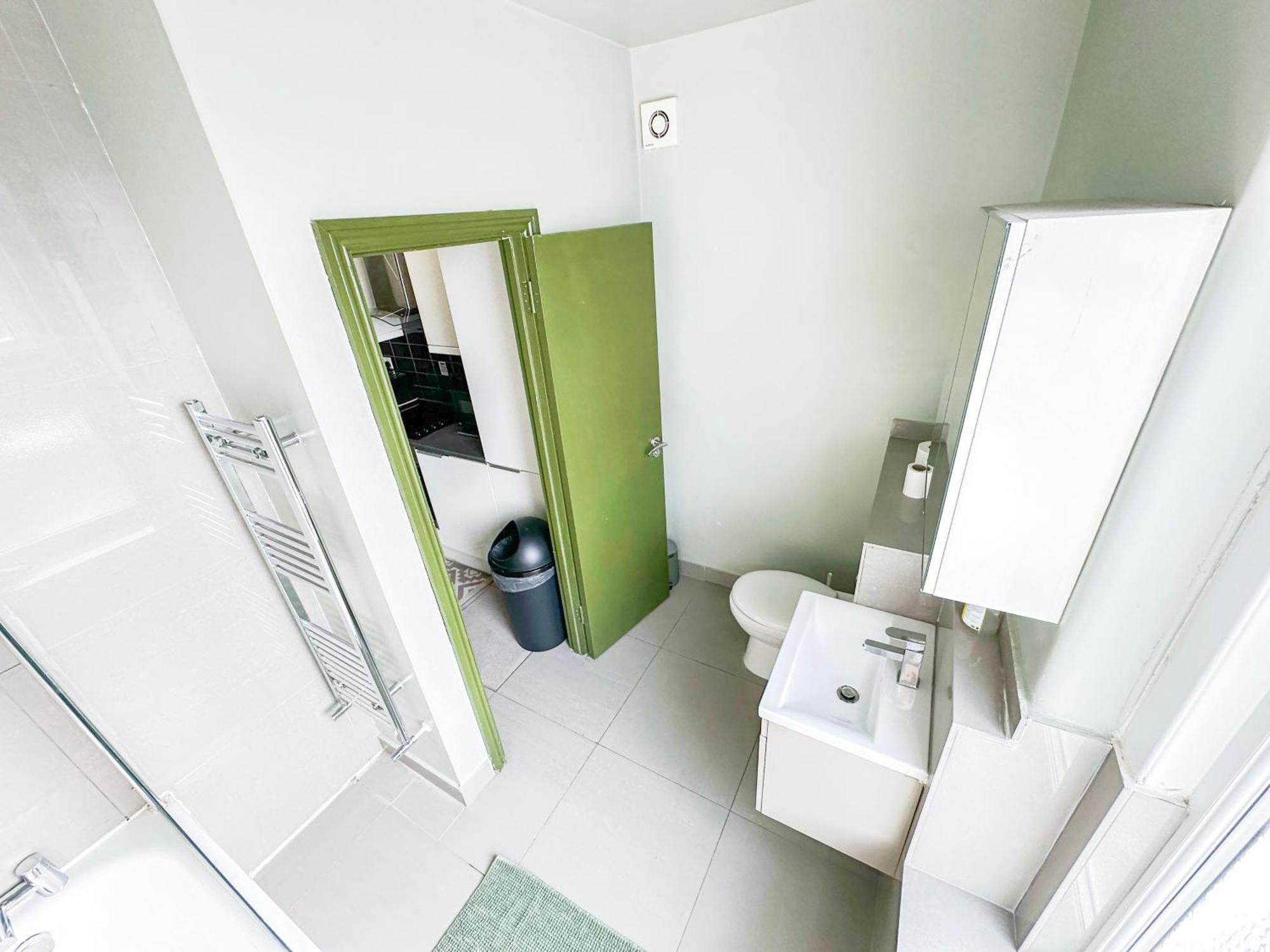 2 Bedroom Flat With Indoor Fireplace In Shepherds Bush, Near White City Appartement