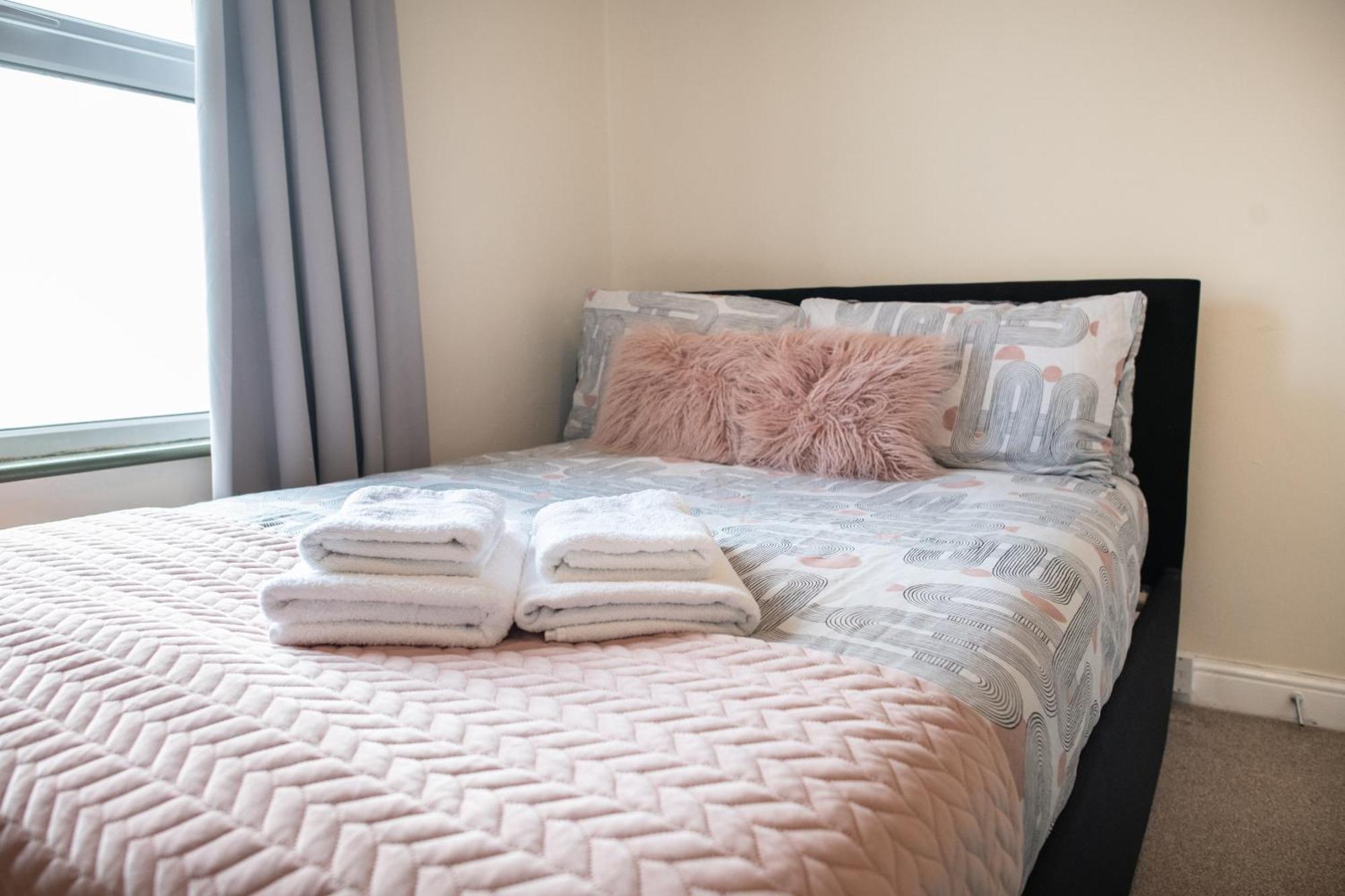 4 Bedroom Flat With High Speed Wi-fi In North Acton, Ealing, West Apartment *