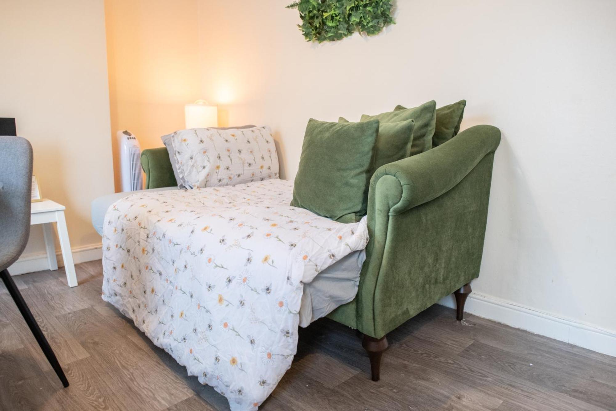 4 Bedroom Flat With High Speed Wi-fi In North Acton, Ealing, West London