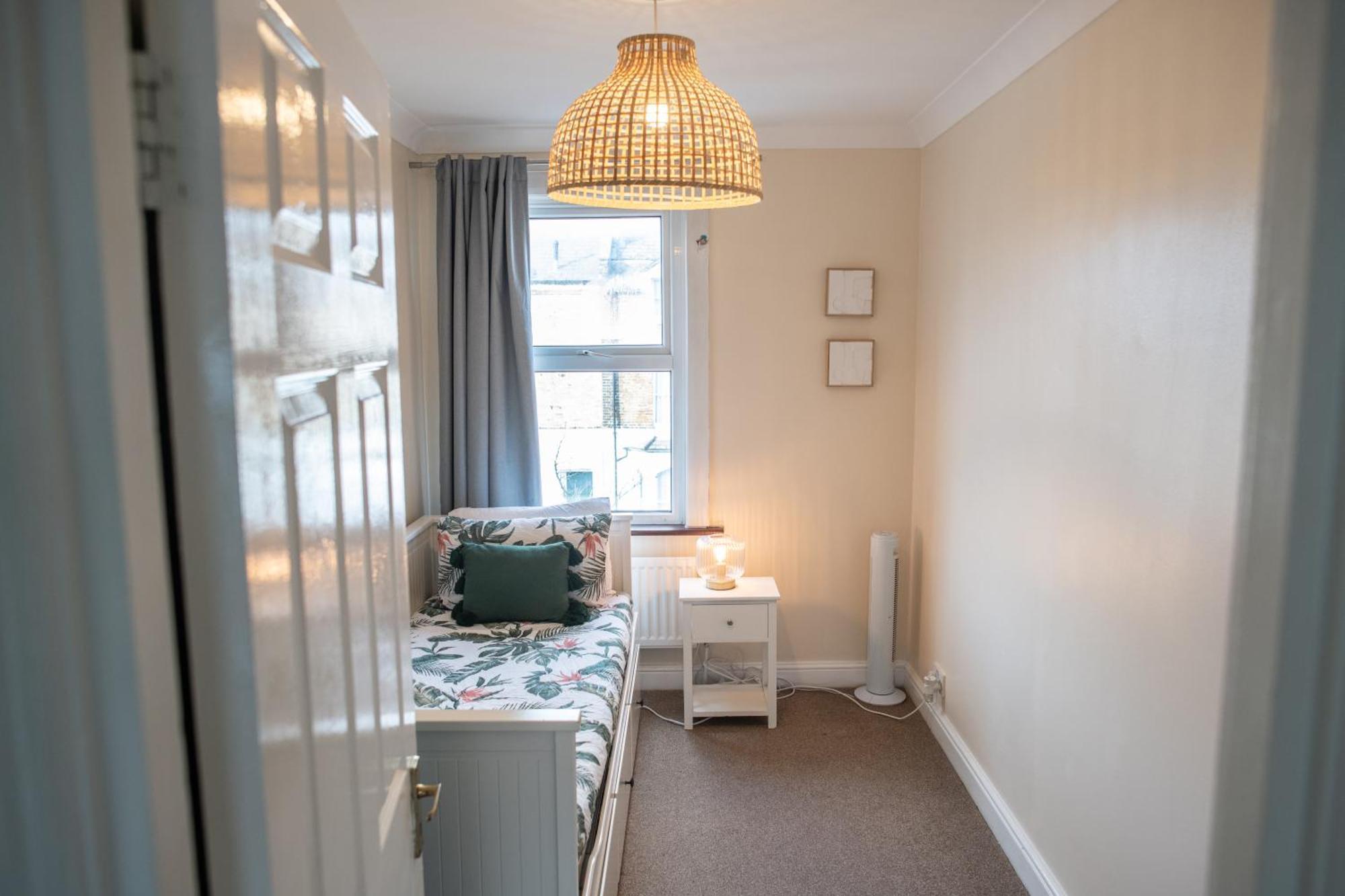 4 Bedroom Flat With High Speed Wi-fi In North Acton, Ealing, West Apartment *