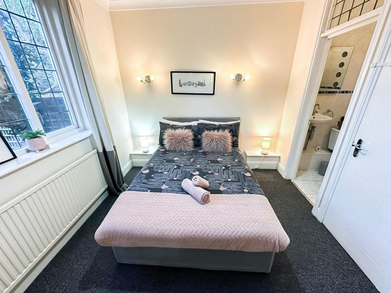 Cosy Near Hampstead Heath With Free On-site Parking & Private Gardens, Golders Green London