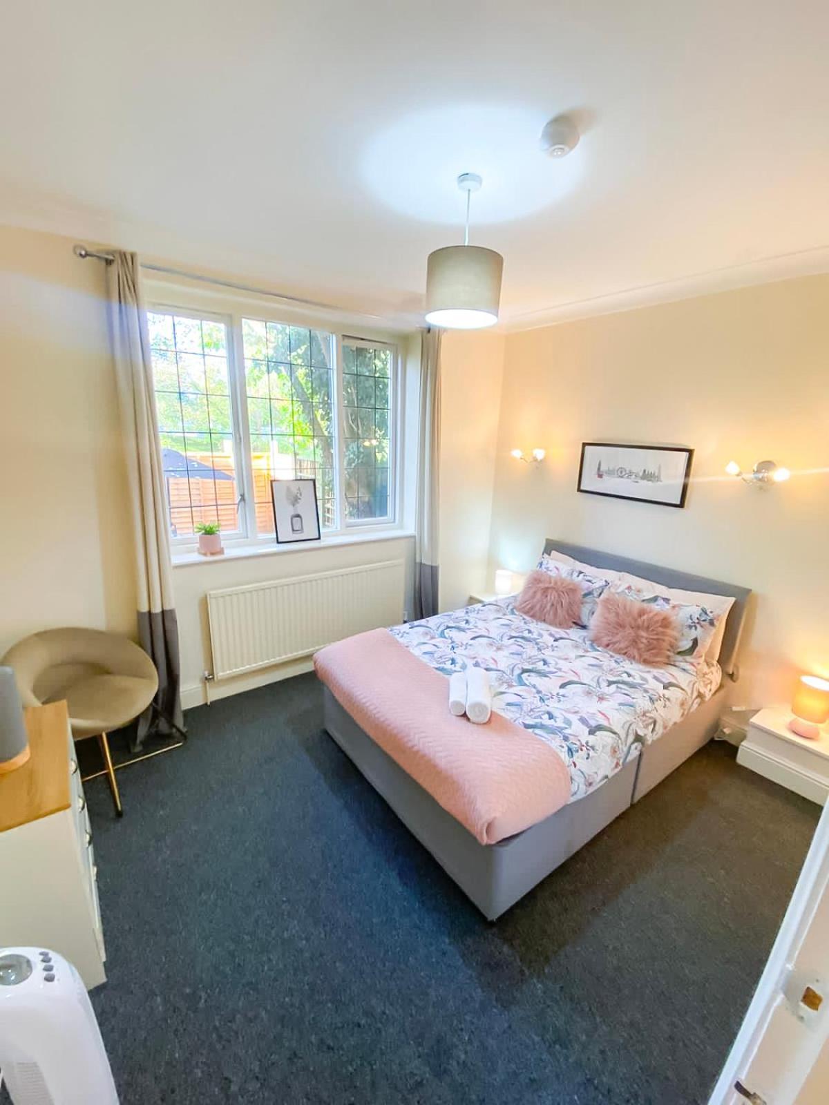Cosy Near Hampstead Heath With Free On-site Parking & Private Gardens, Golders Green * London