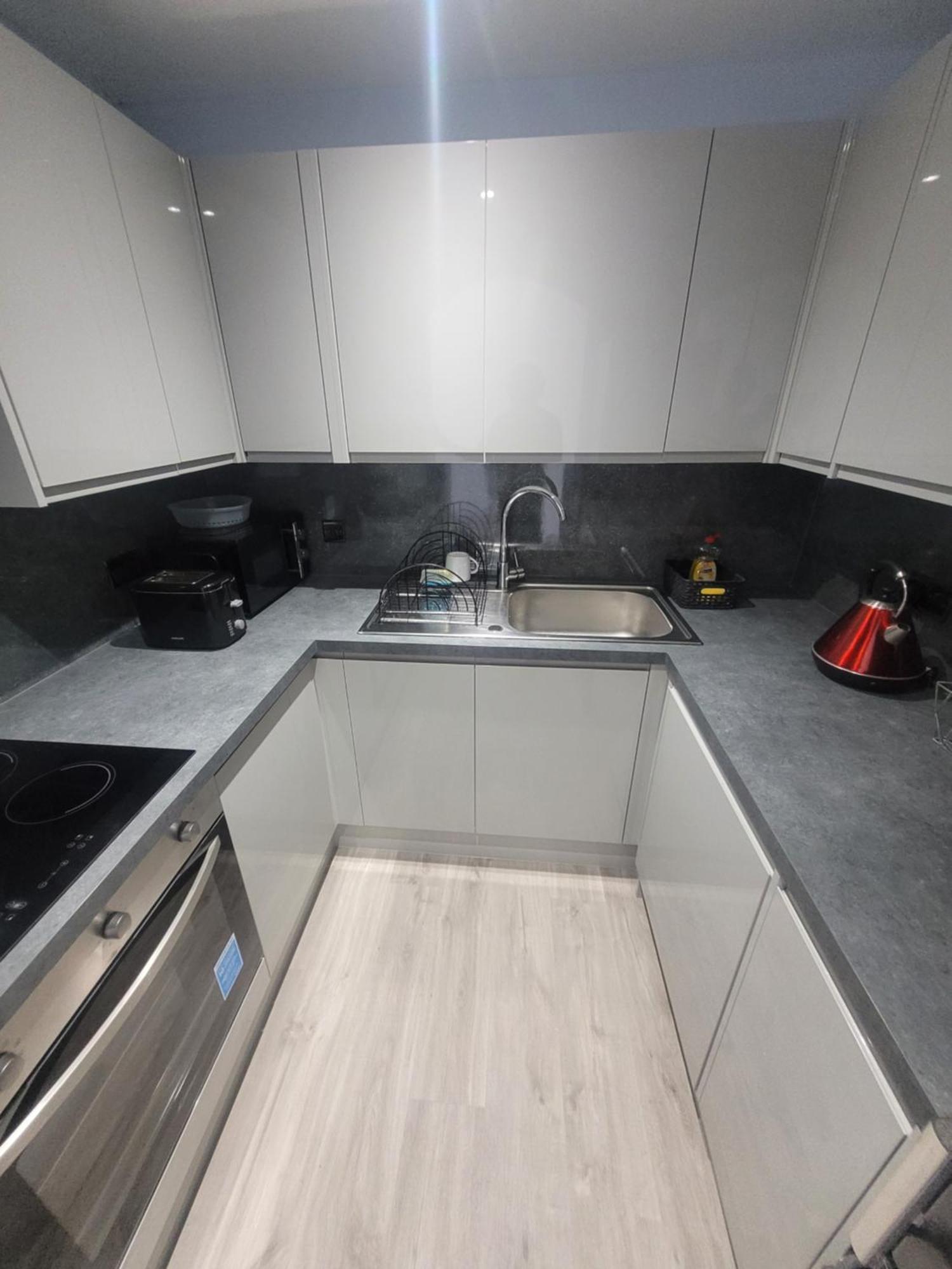 Homestay Private Rm In A 2 Bed Near 4 Train Stations *