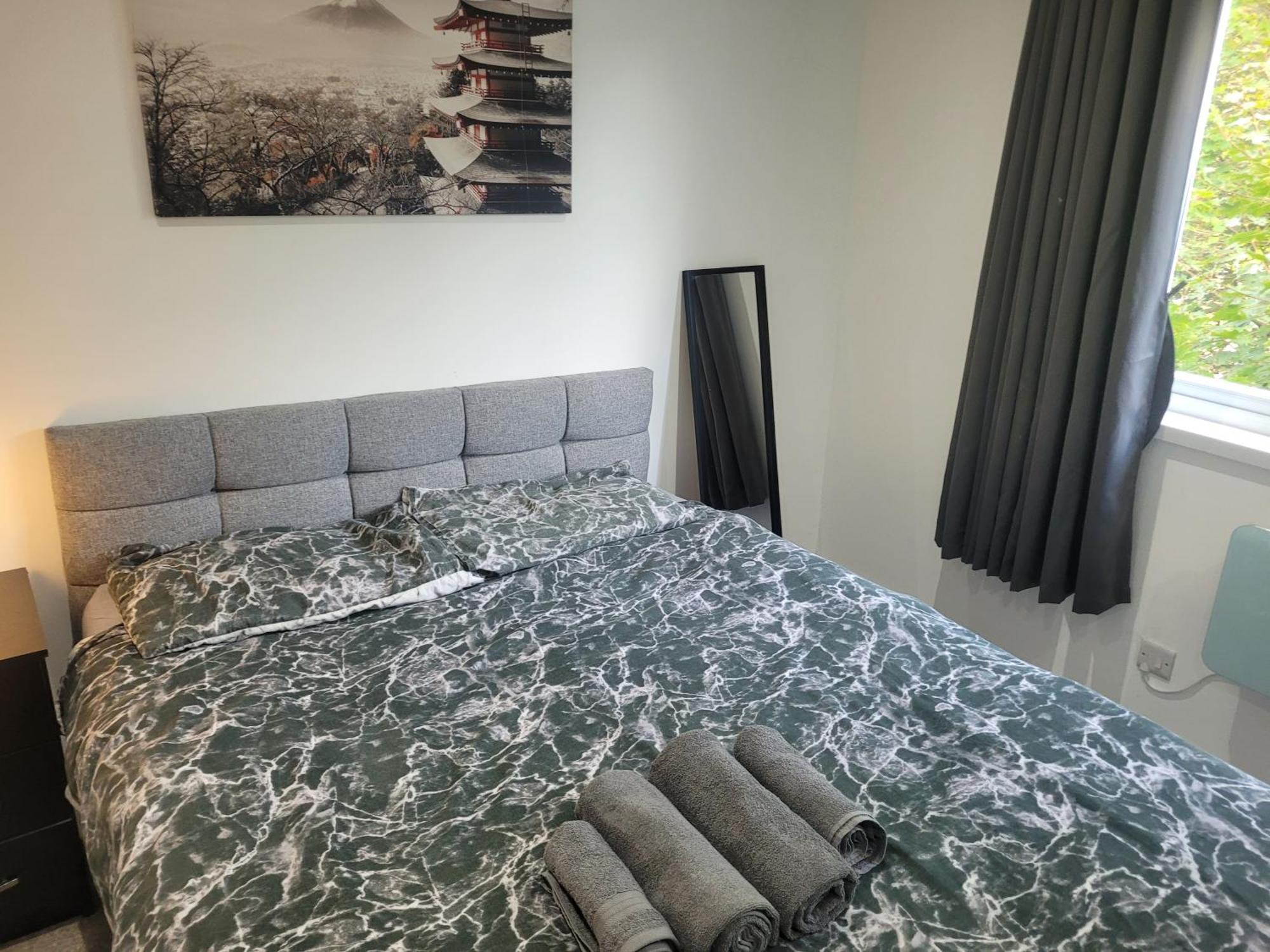 Private Rm In A 2 Bed Near 4 Train Stations Homestay *