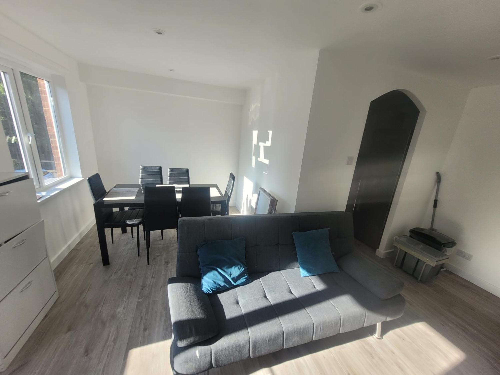 Private Rm In A 2 Bed Near 4 Train Stations Homestay London