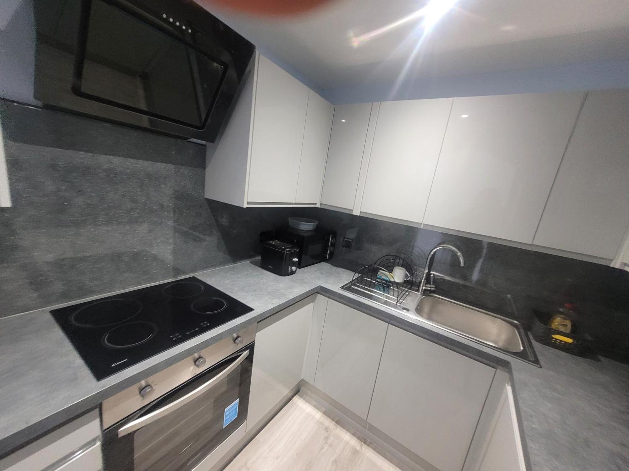 Homestay Private Rm In A 2 Bed Near 4 Train Stations