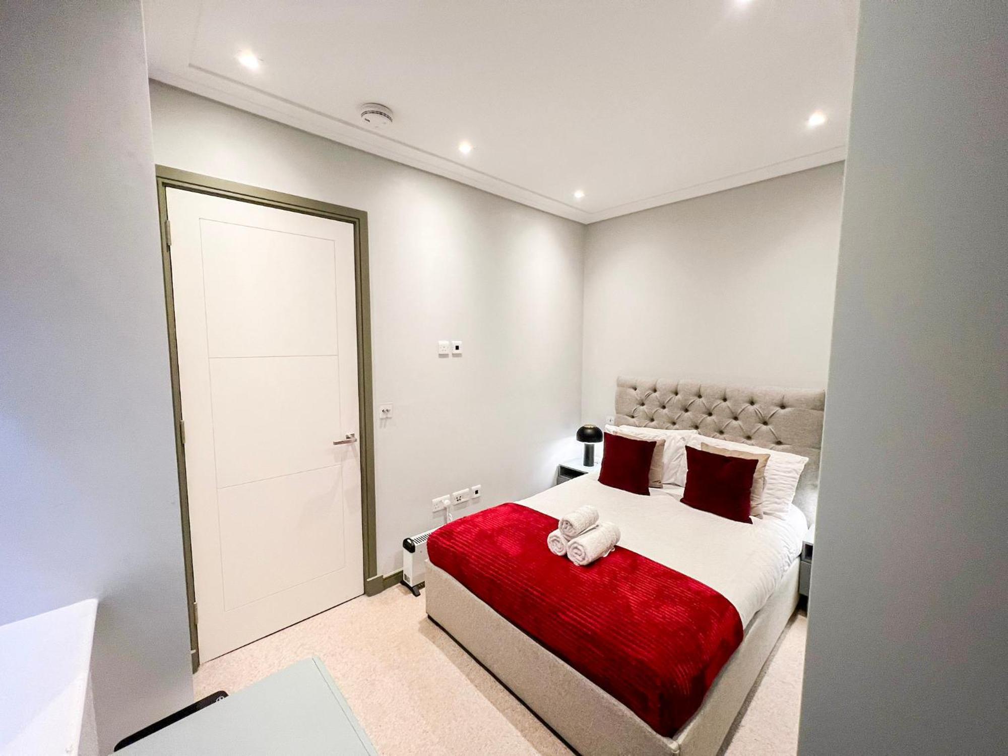 Leilighet Posh 3 Bedroom Flat With Terrace And Indoor Fireplace In Mayfair, Near Hyde Park
