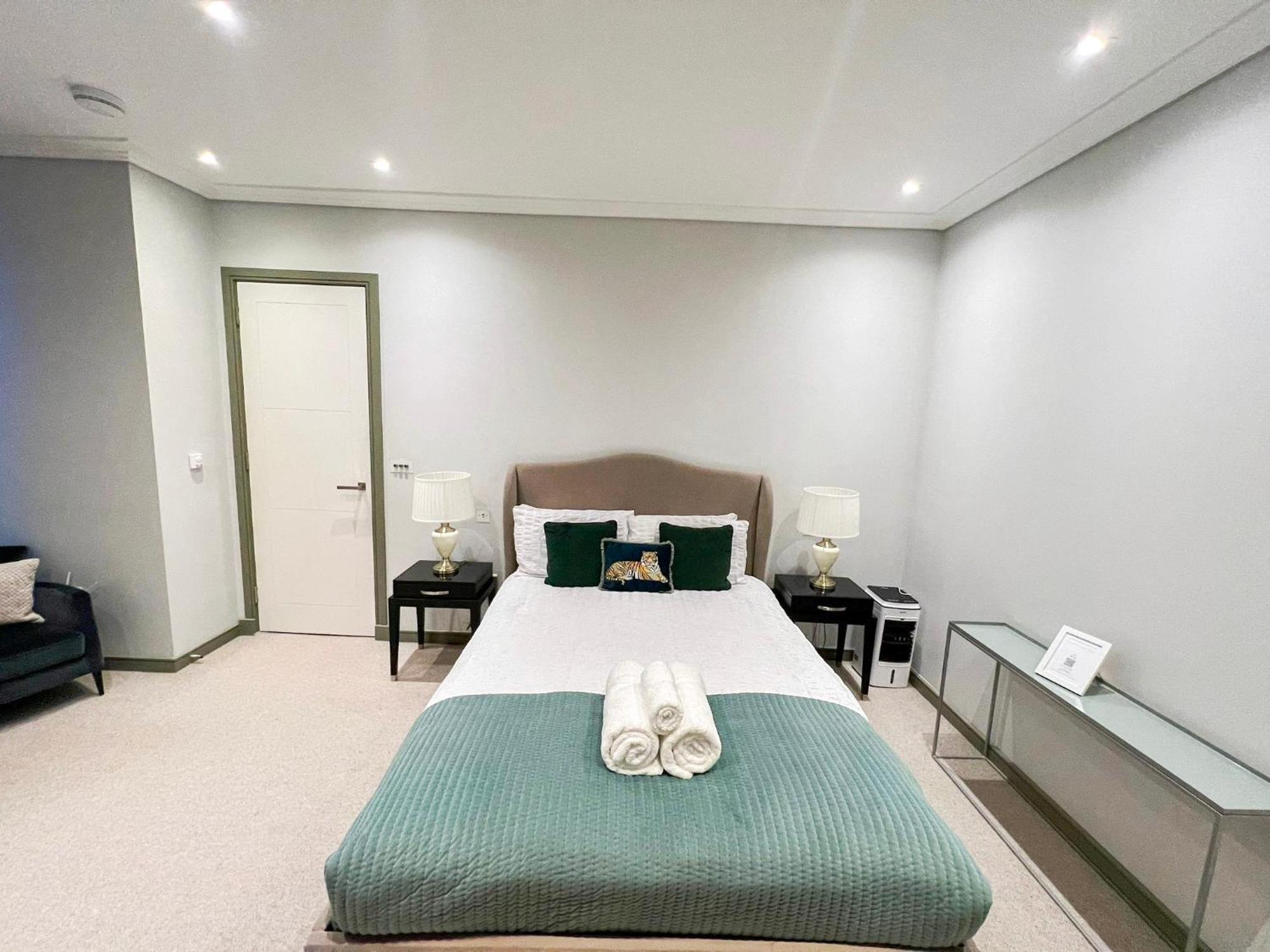 Posh 3 Bedroom Flat With Terrace And Indoor Fireplace In Mayfair, Near Hyde Park Leilighet London