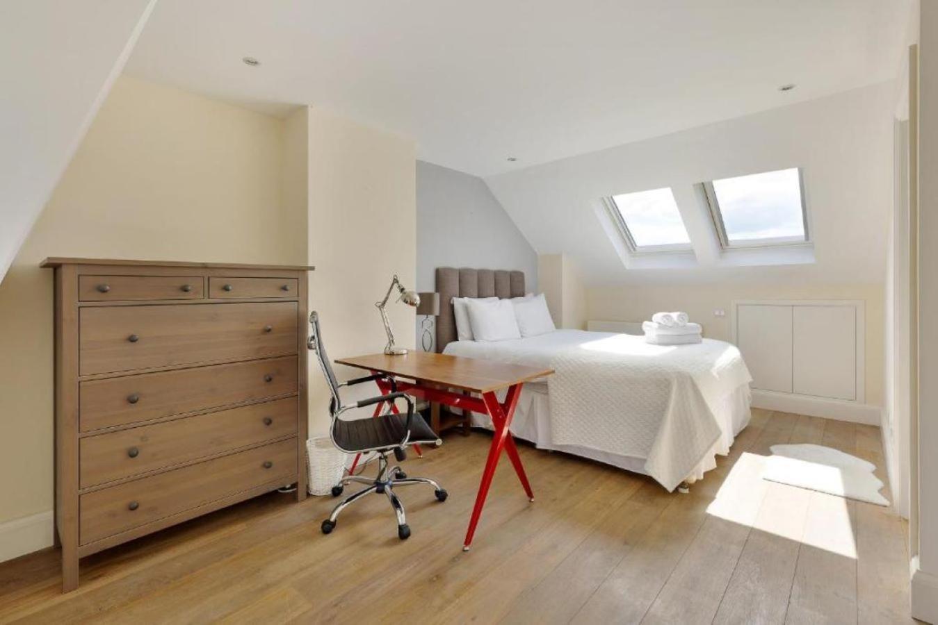 Spacious 2 Bedroom Barons Court, Good Links