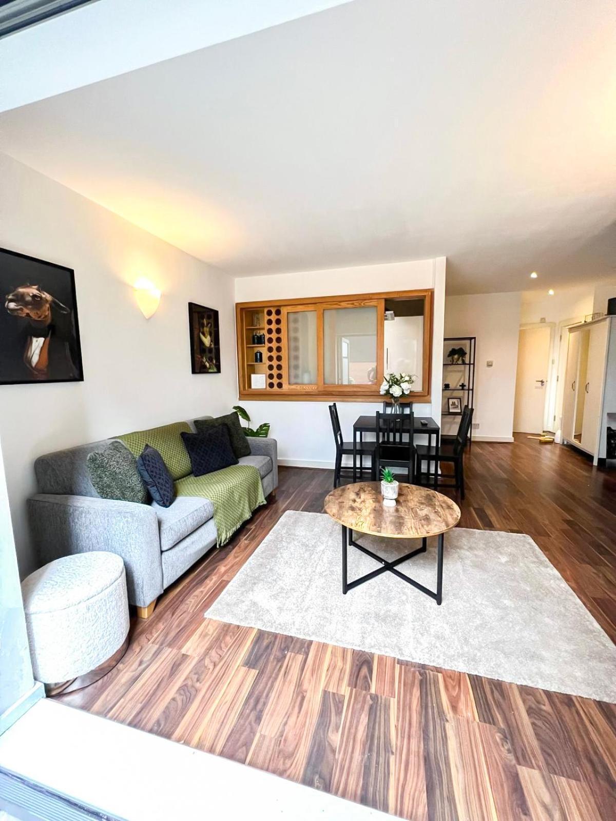 1 Bedroom Flat With Free Parking In Canary Wharf Near Musuem Appartement Londen