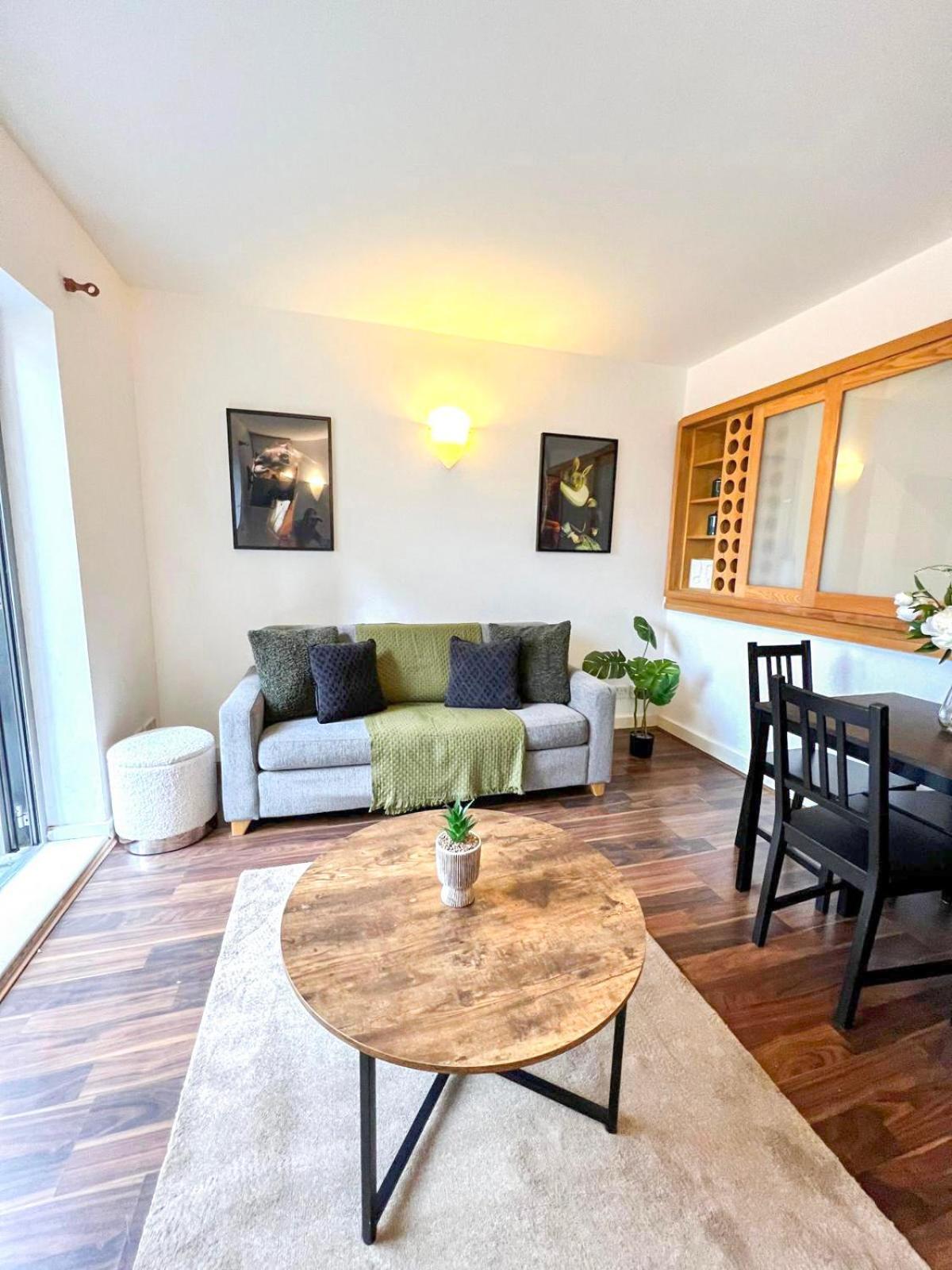 1 Bedroom Flat With Free Parking In Canary Wharf Near Musuem * Londen