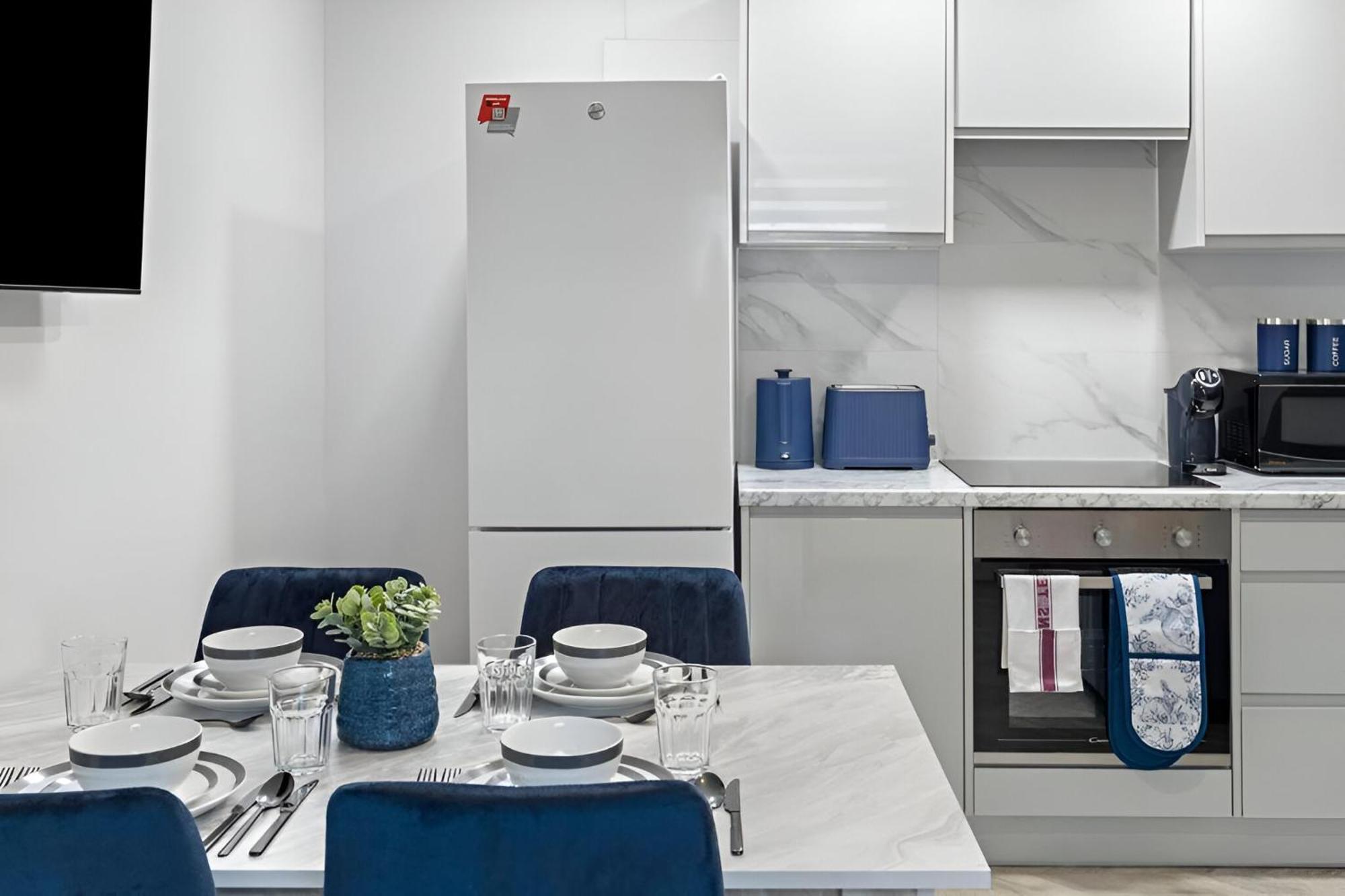 Sophistication Chic 3-br For Modern Living Apartment *