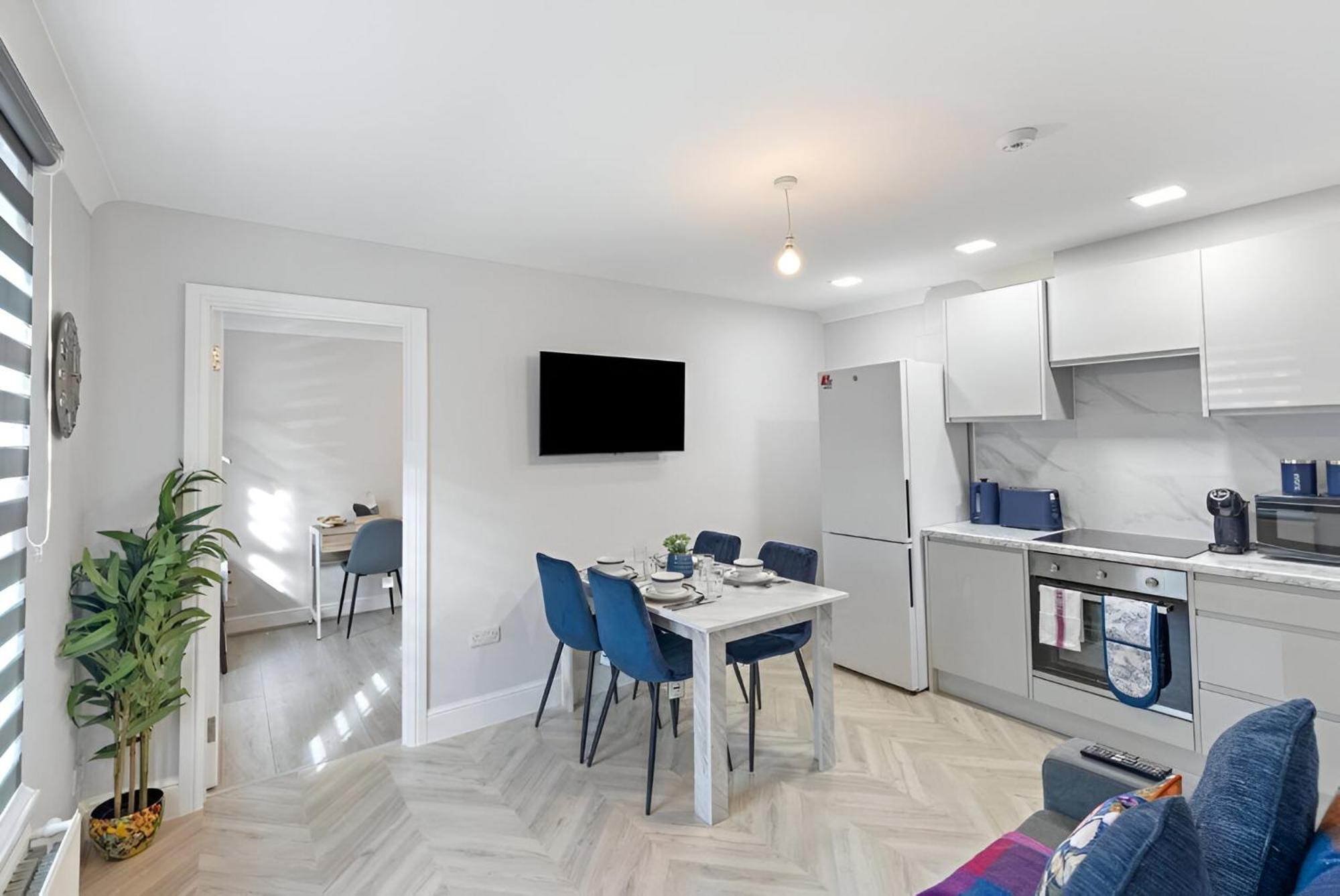 Appartement Sophistication Chic 3-br For Modern Living Londen