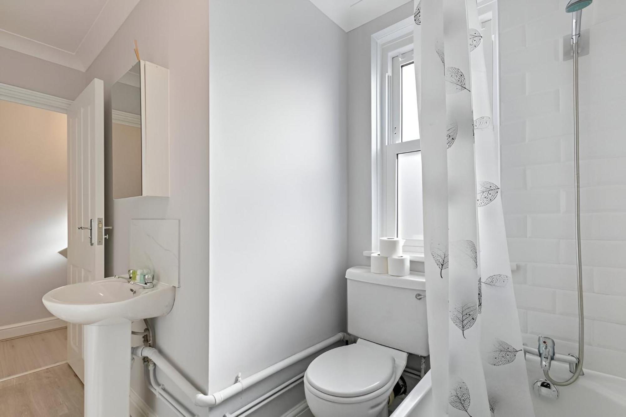Sophistication Chic 3-br For Modern Living Apartment London