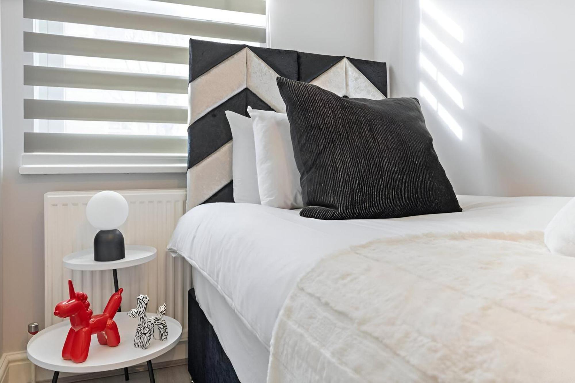 Sophistication Chic 3-br For Modern Living Apartment