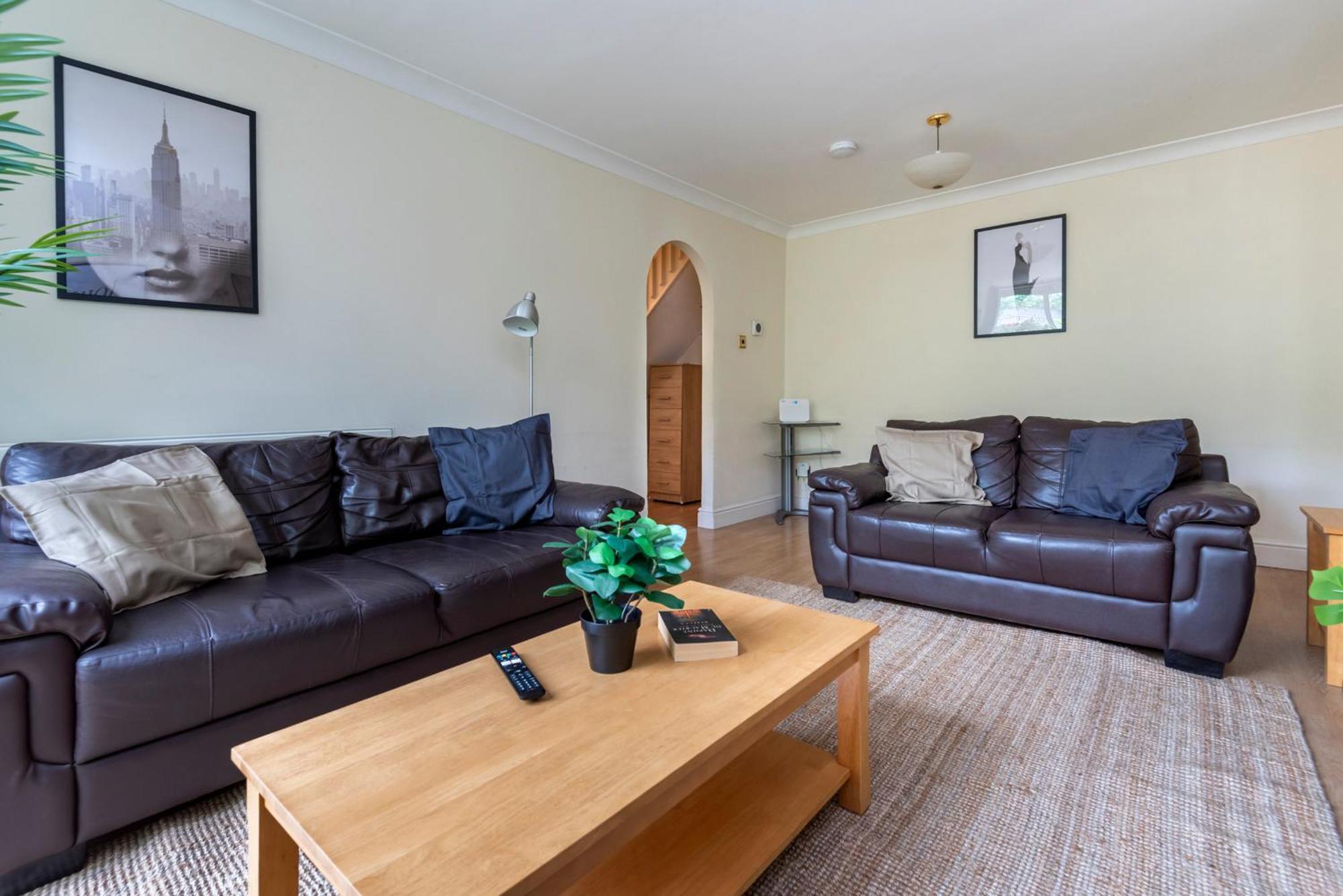 Spacious 3 Bedroom Whitechapel - 9 Mins From Tower Bridge With Free Parking & Garden Feriehus