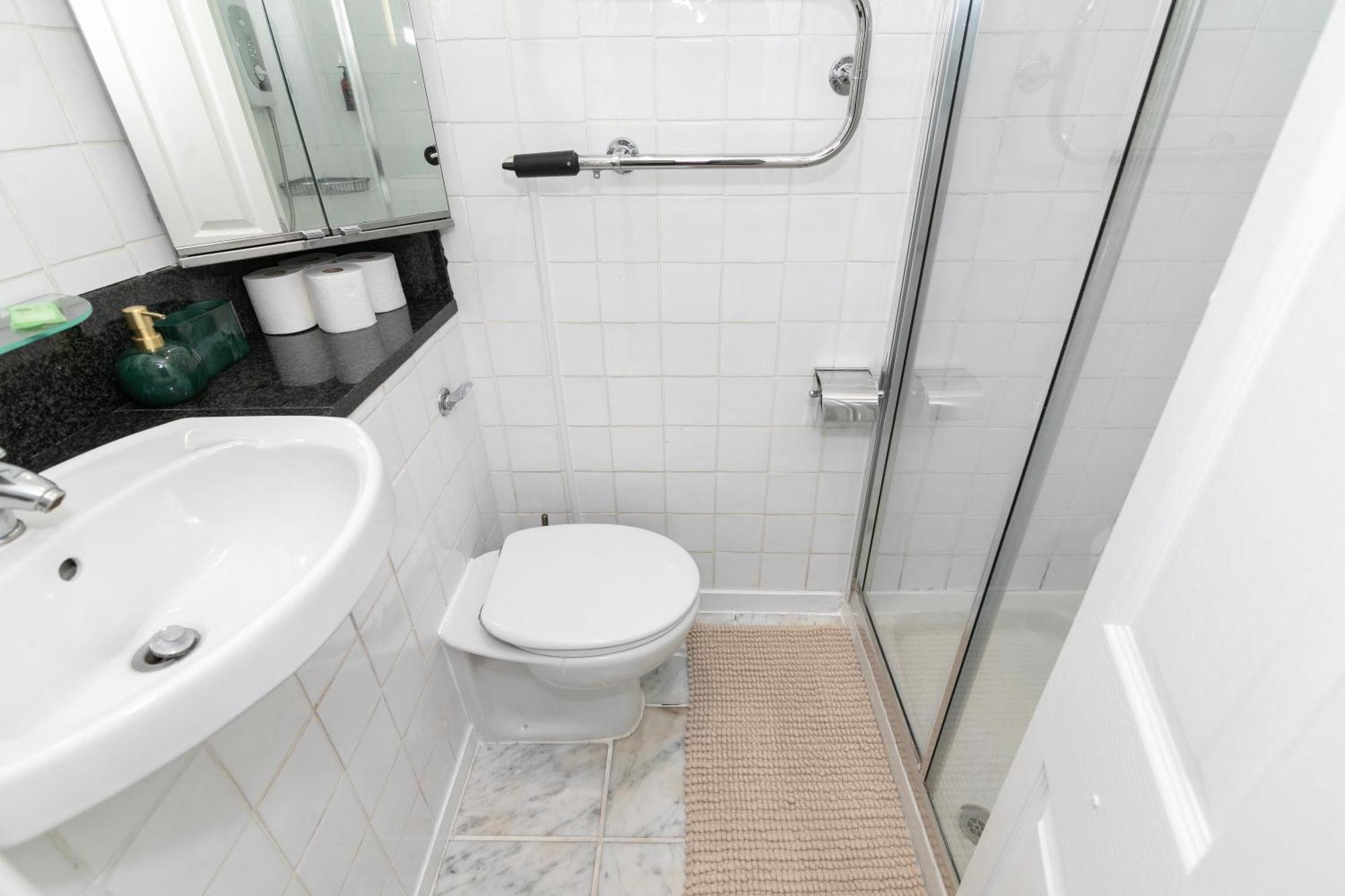 Modern Flat 5 Min To Holland Park! Leilighet London