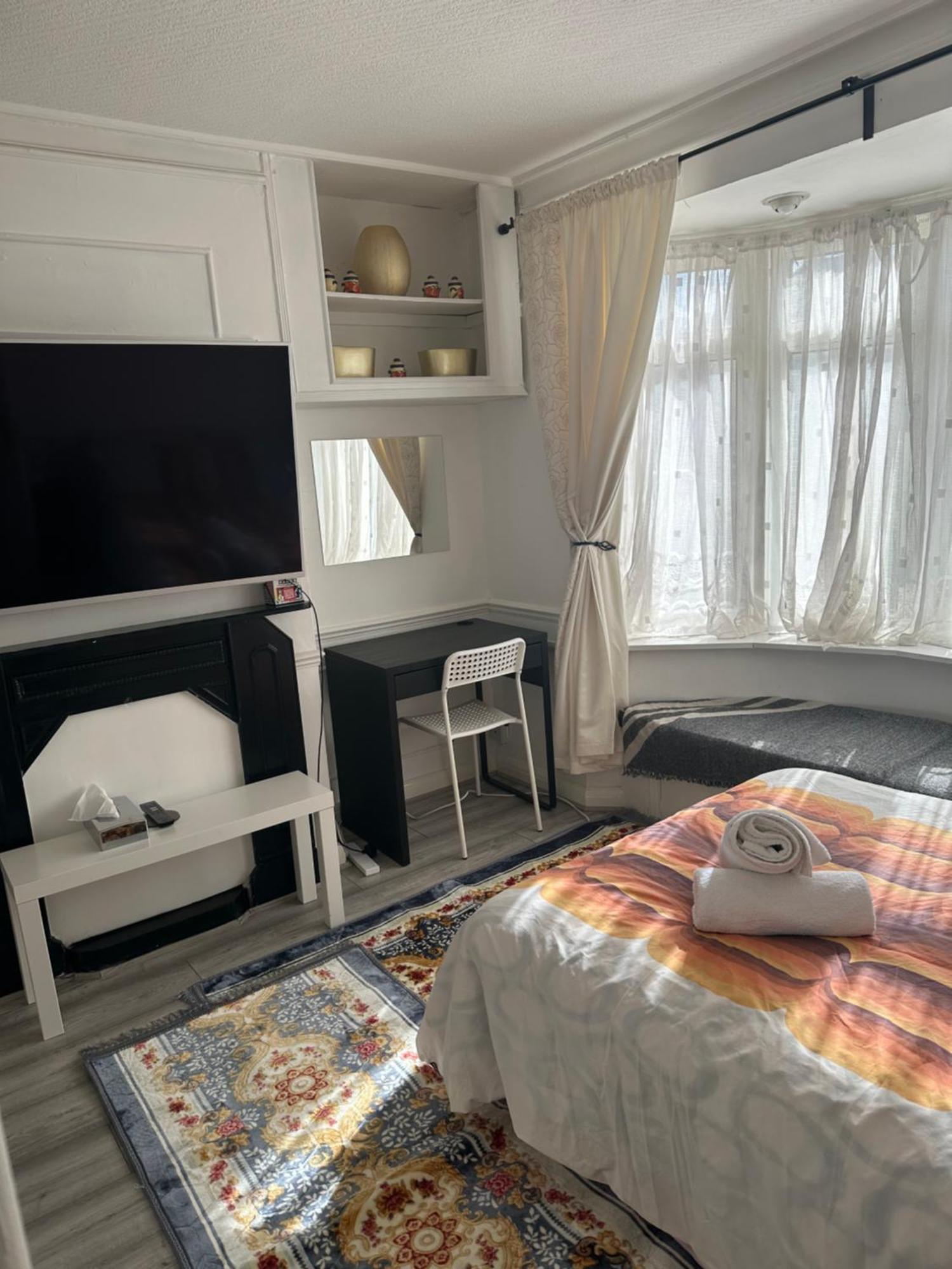 Small Double Ovo Wembley Stadium Homestay
