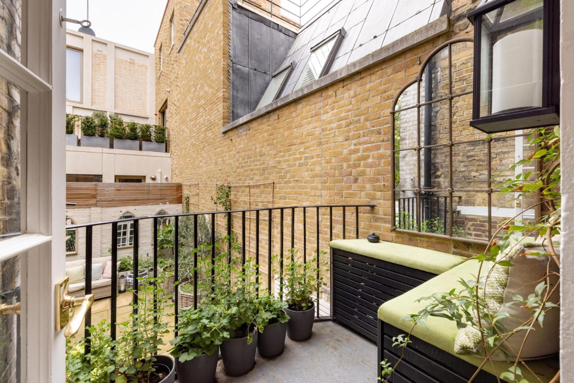 The Impressionists Fireplace - 3 Bedroom In Chelsea Apartment