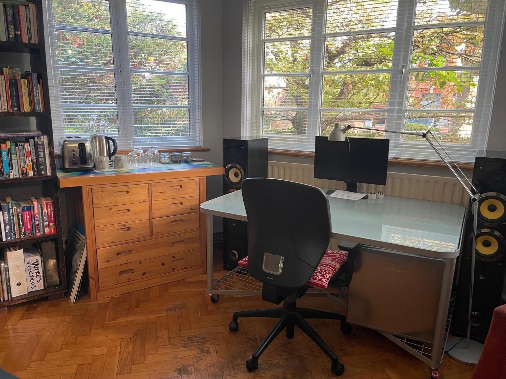 Large Double Bedroom 10 Minutes To Guest house *