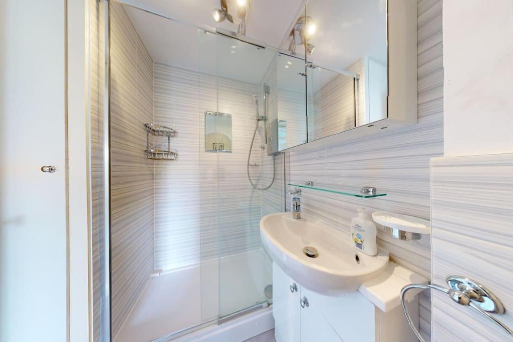 Canal View 2bd Flat - Regents Park! Apartment