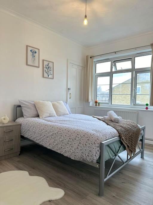 Chic 3 Bedroom Flat Ontower Bridge * London