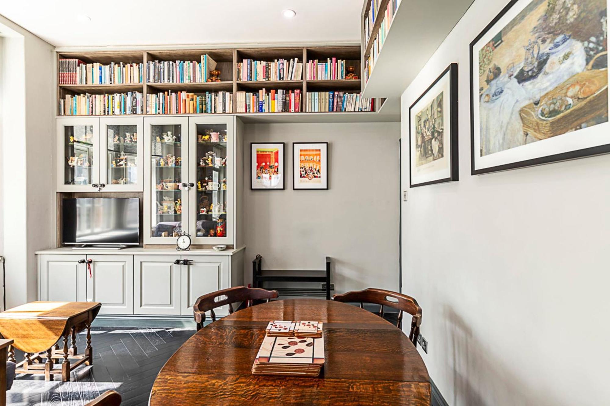 Book Lovers' West End Apartment *