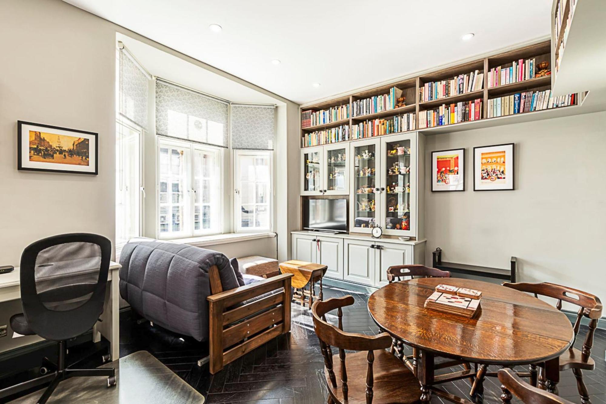 Book Lovers' West End Apartment