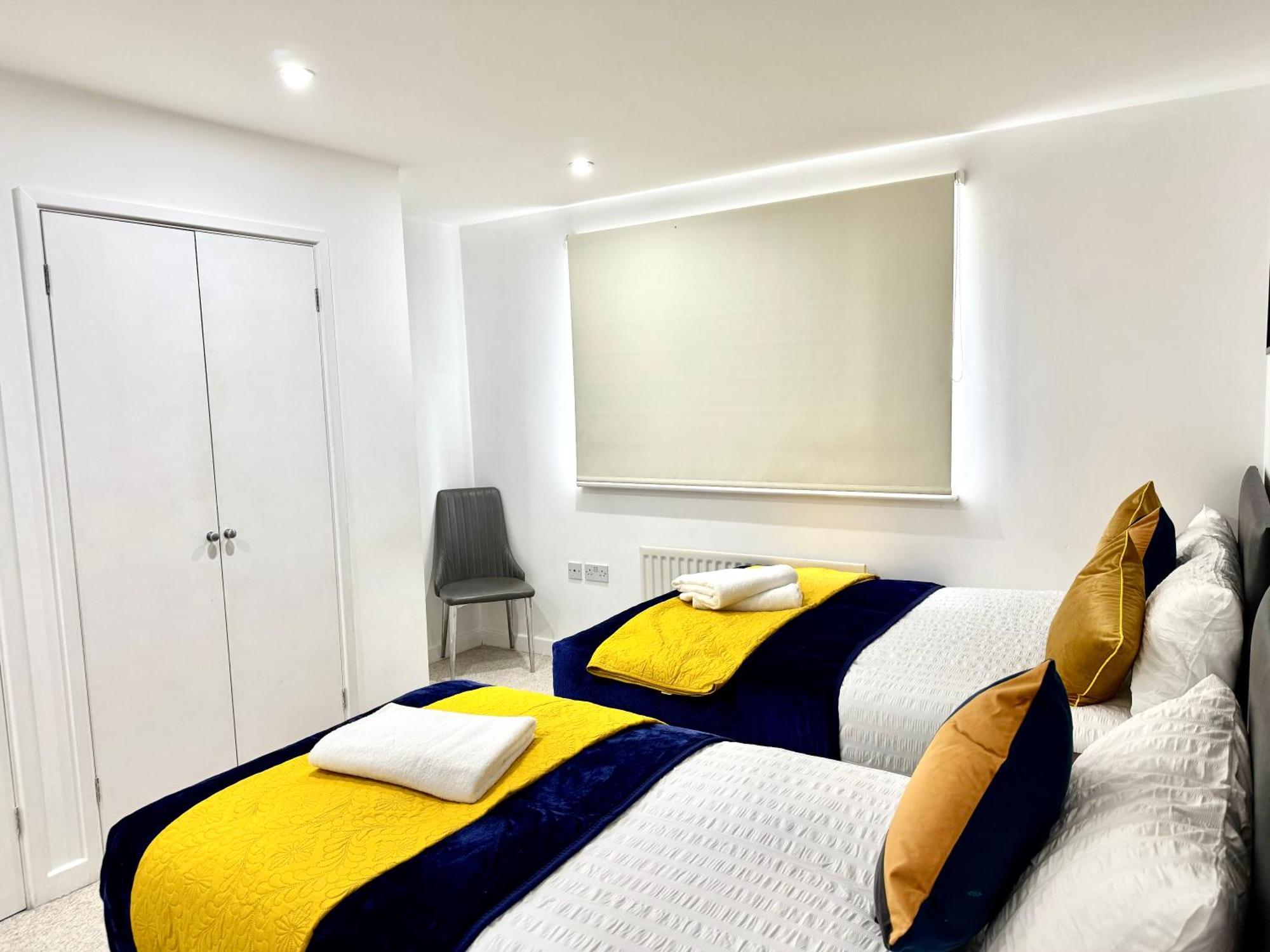 2 Bed, 2 Bath, Ground Floor Whole With Parking, Near & Stratford, Close To Station, Zone 2 * London