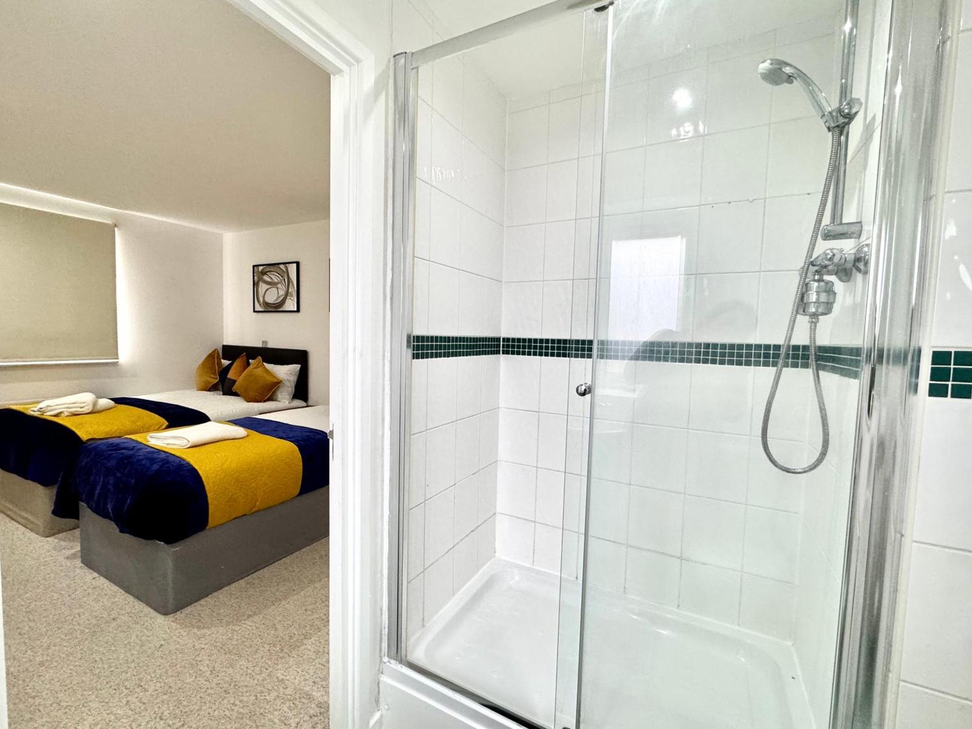 2 Bed, 2 Bath, Ground Floor Whole With Parking, Near & Stratford, Close To Station, Zone 2 Apartment *