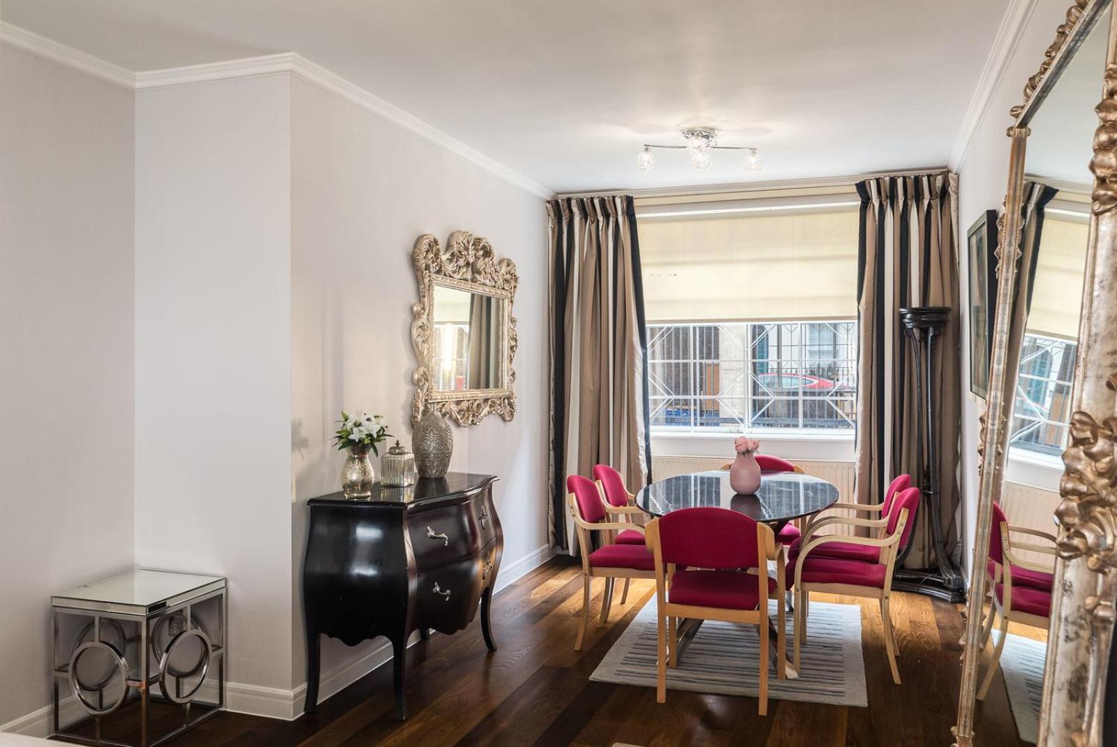 Appartement Picktheplace 3-bedroom Portman Square Londen