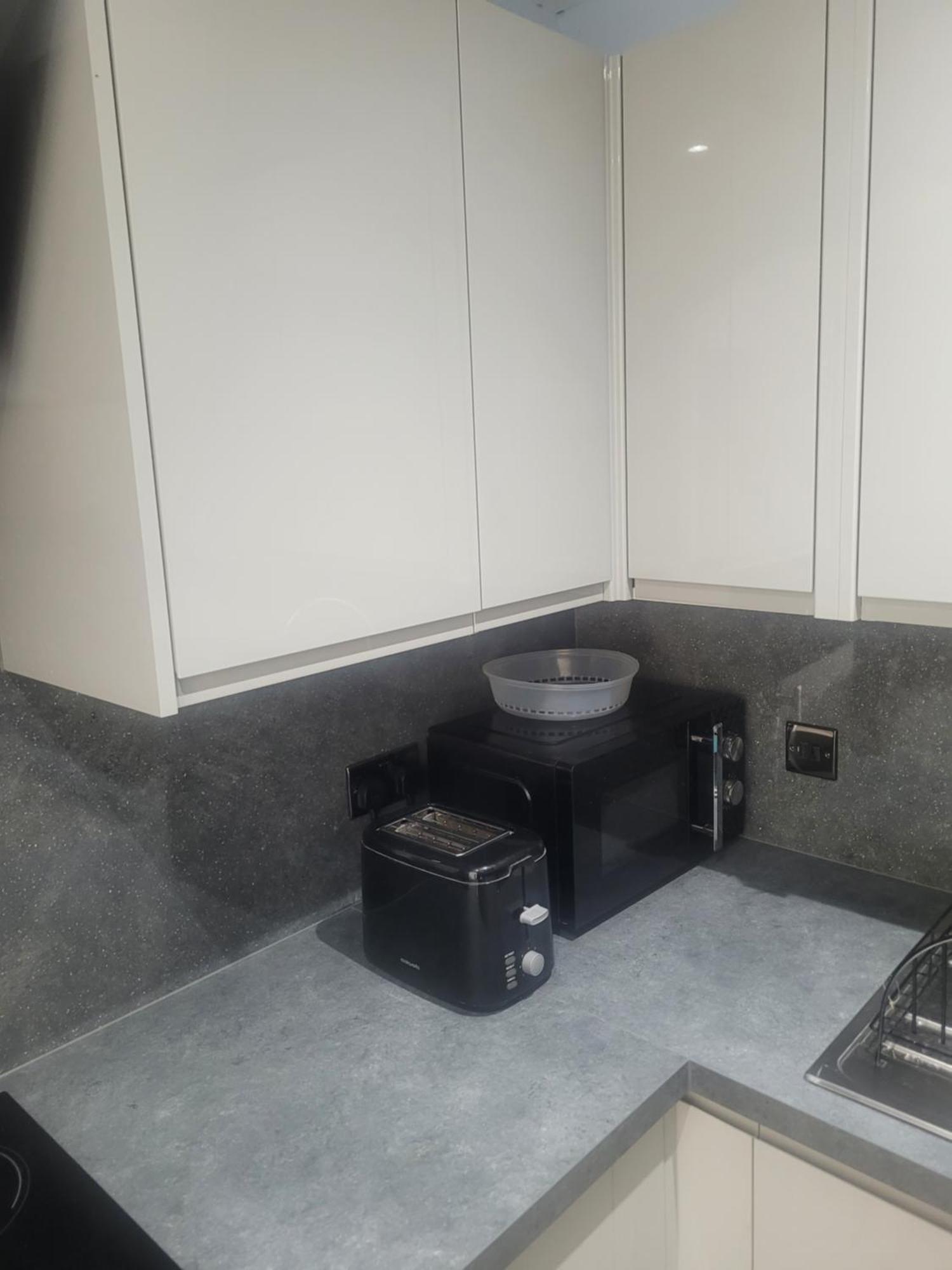 Private Rm In A 2 Bed Near 4 Train Stations Homestay *