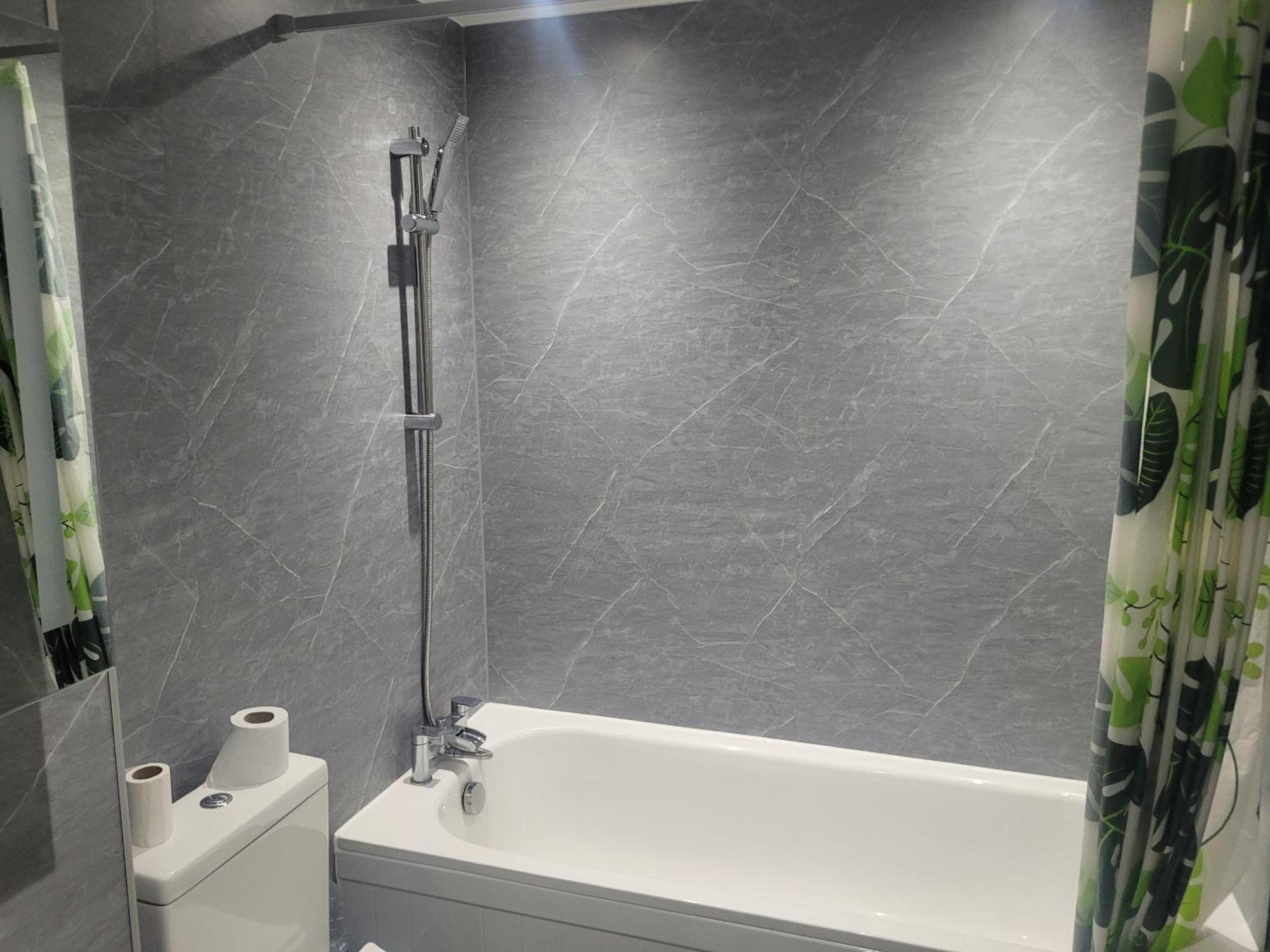 Private Rm In A 2 Bed Near 4 Train Stations * London