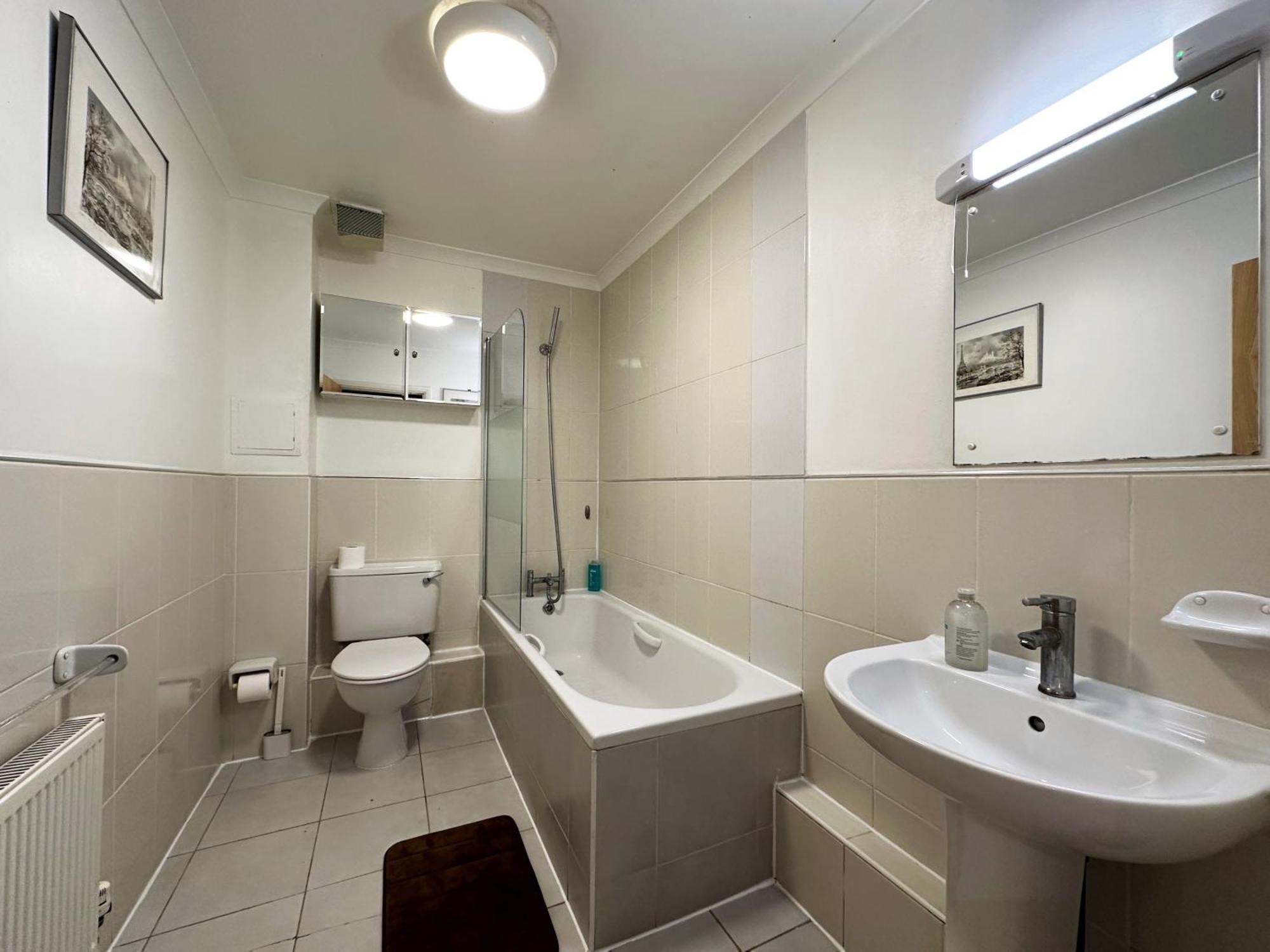 Betty's Place In Tower Hill - 2 Double Beds, Max 4 People, Great Location In Appartement