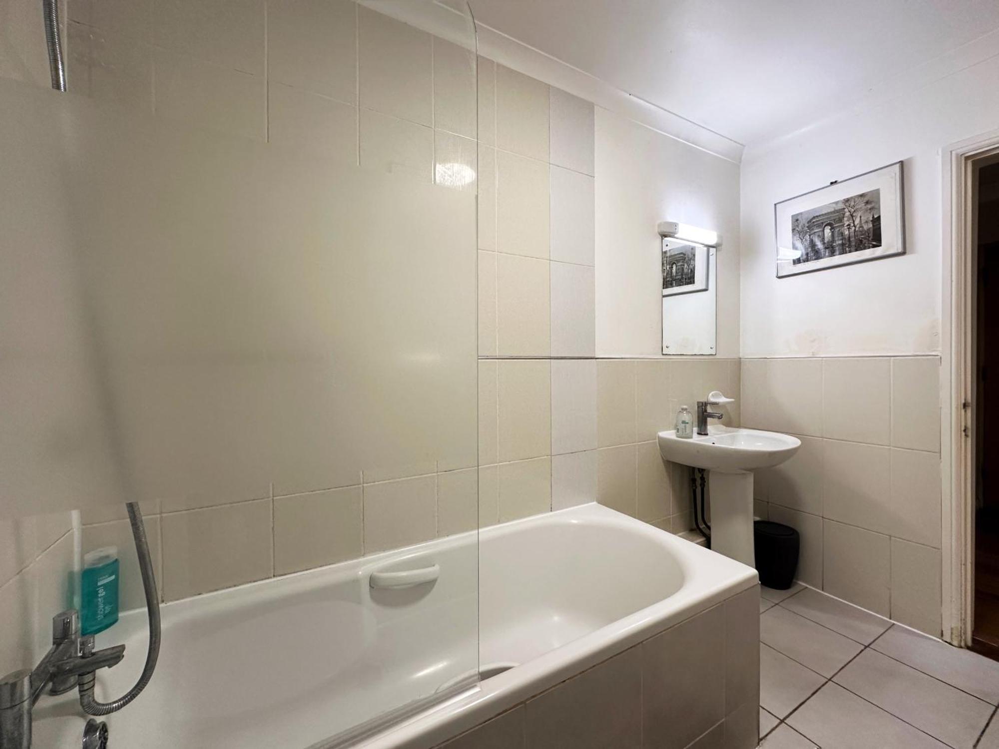Betty's Place In Tower Hill - 2 Double Beds, Max 4 People, Great Location In *